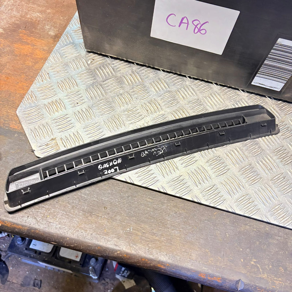 NISSAN QASHQAI J10 2007 FRONT DASHBOARD GRILL WINDSCREEN AIRVENT TRIM TOP UPPER
