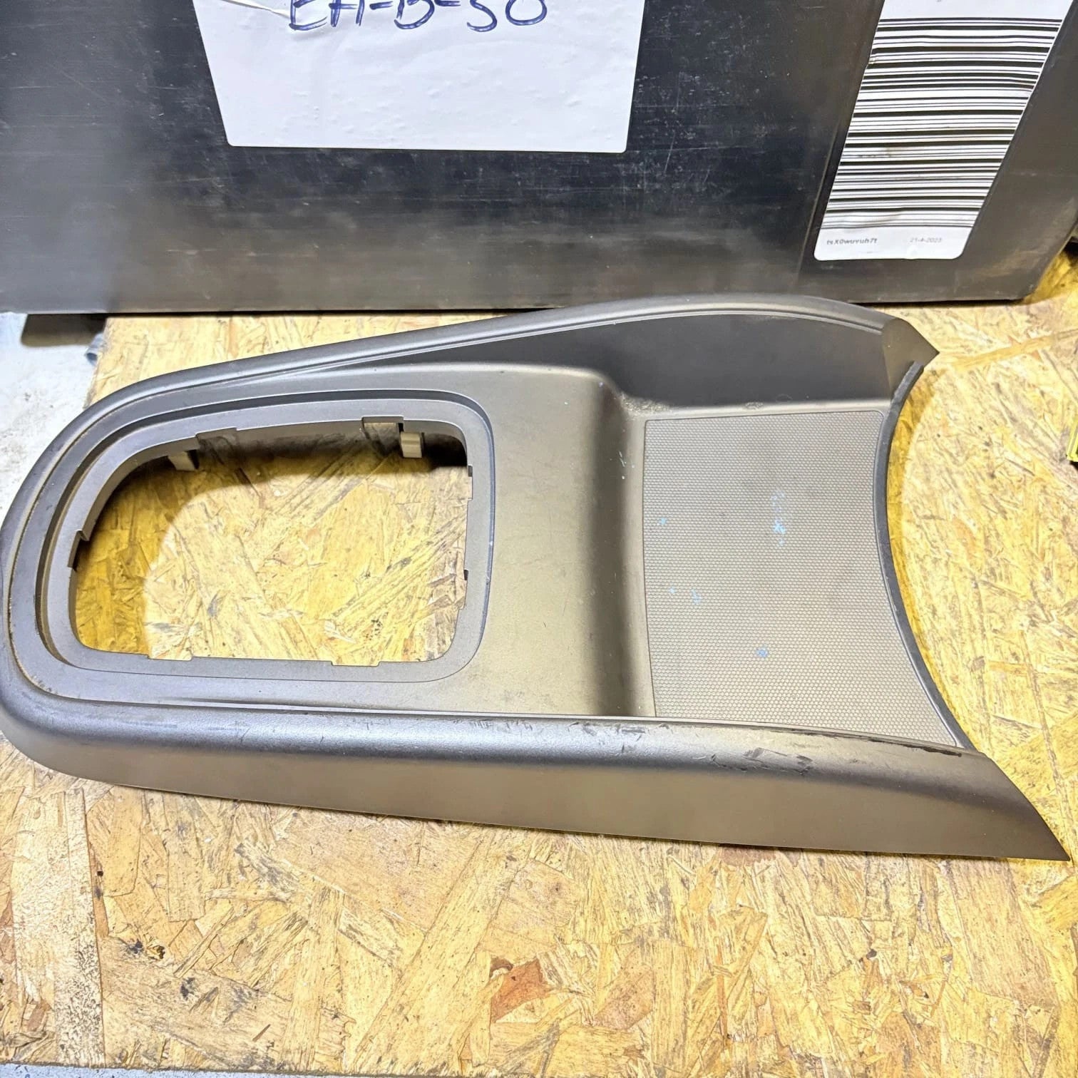 KIA SOUL CENTRE CONSOLE GEARSTICK SURROUND TRIM PANEL 84651-2K900 2010