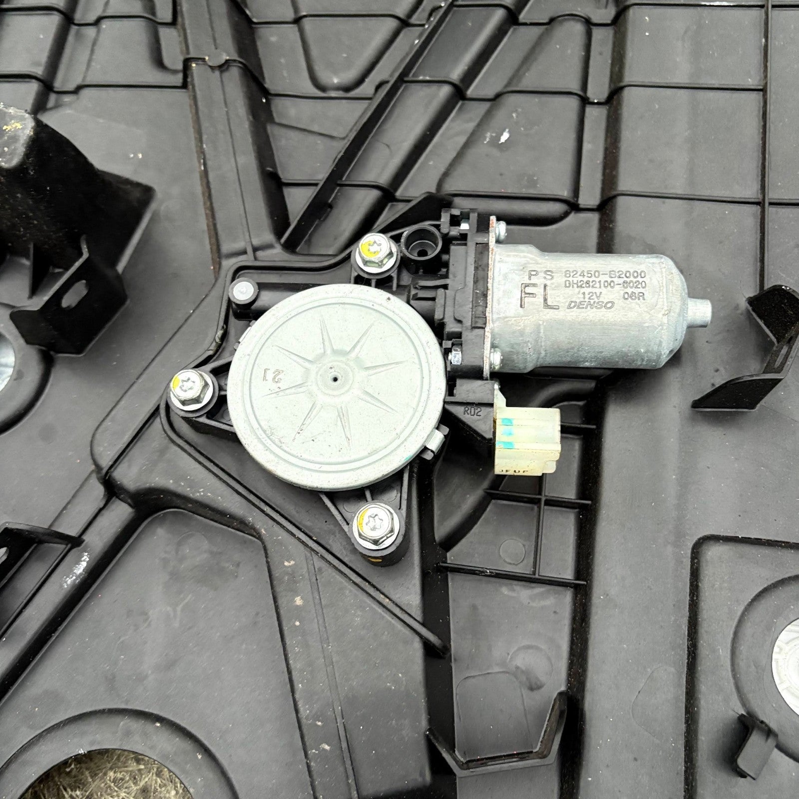 KIA SOUL MK2 2014-2019 FRONT LEFT WINDOW REGULATOR MOTOR 82470-B2080 82450-B2000