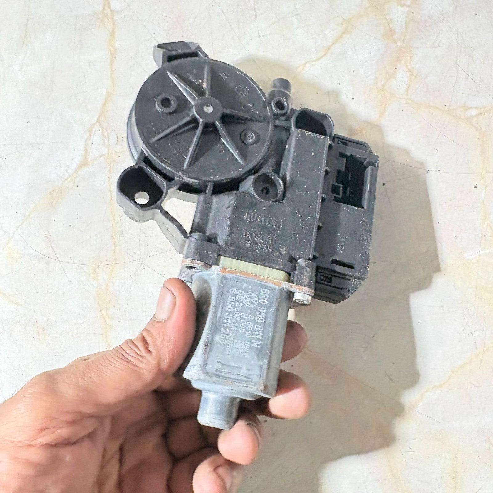 VOLKSWAGEN POLO 6R 09-17 REAR LH PASSENGER WINDOW MOTOR 0130822532