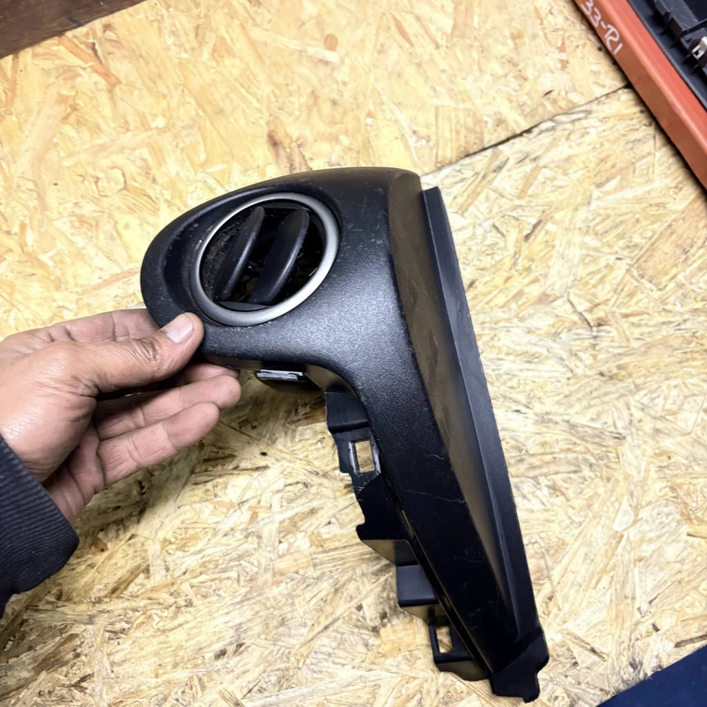 MAZDA 2 DEMIO DE 2007-2014 DASH END TRIM SIDE AIR VENT DRIVER RH D651-64-950
