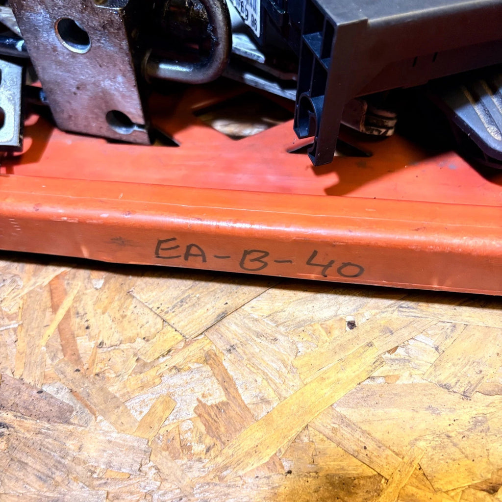 2005 VW TOUAREG REAR DOOR HINGE BOTTOM RIGHT O/S