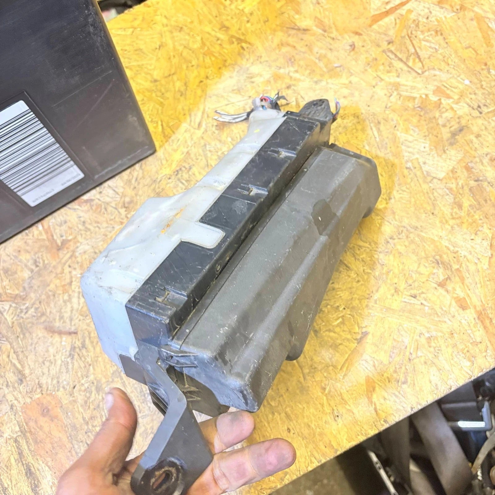 Toyota Avensis T250 2004 Engine Bay Fuse Box Relay Junction Box Fuseboard