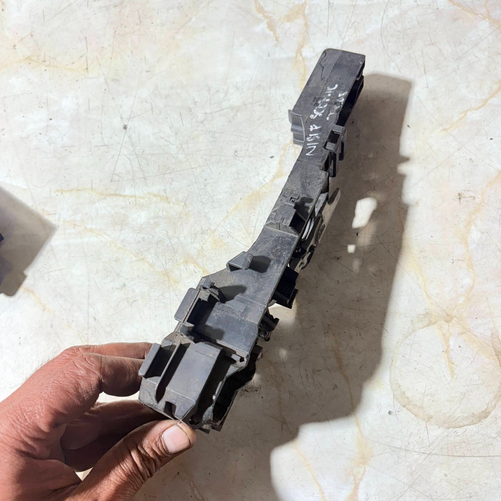 RENAULT SCENIC MK2 2005 NSF PASSENGER FRONT EXTERIOR DOOR HANDLE BRACKET