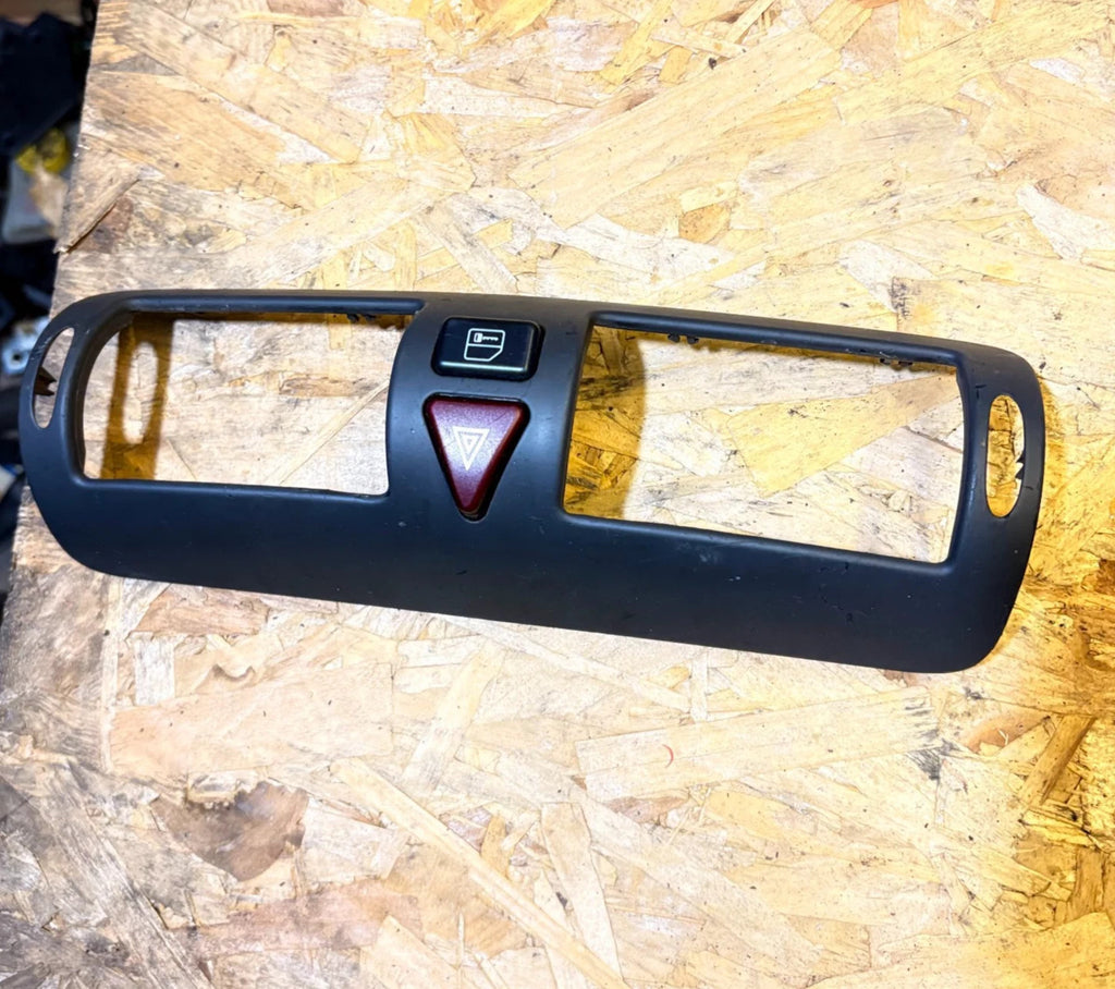 Centre Air Vent Trim With Warning Button Mercedes Vaneo 2001-2005