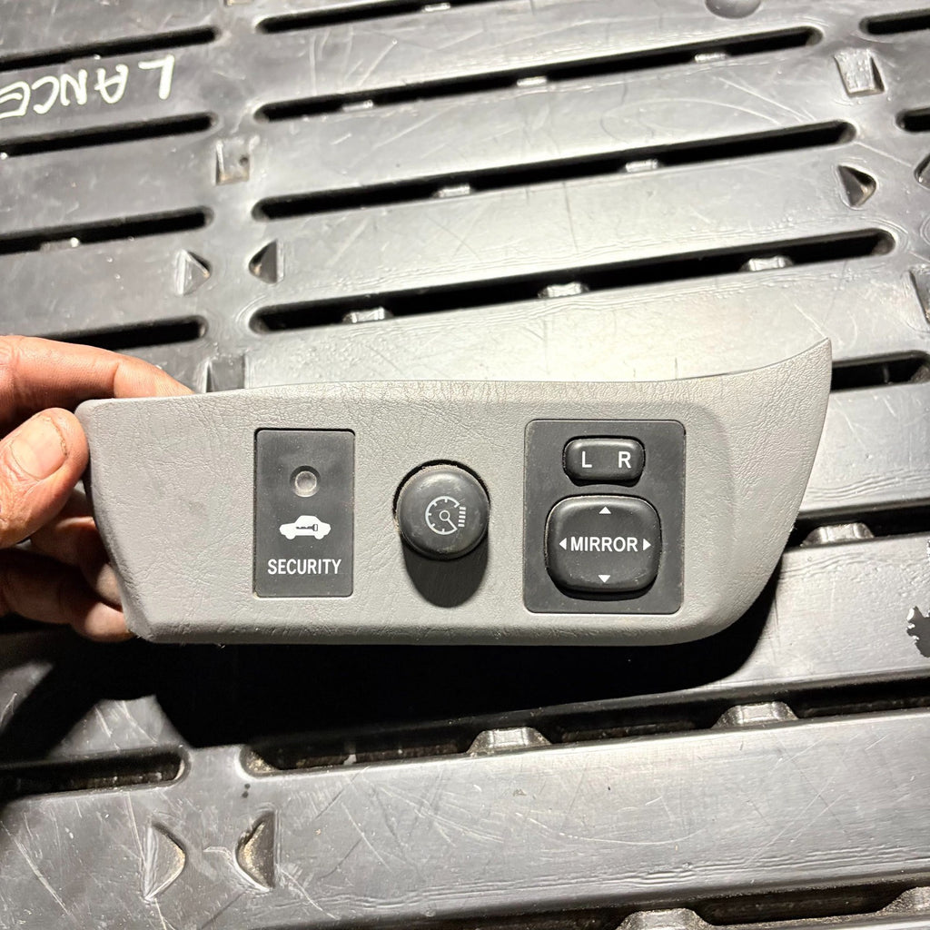 Toyota Corolla E12 2002-2006 Wing Mirror Electric Control Switch Button 183574