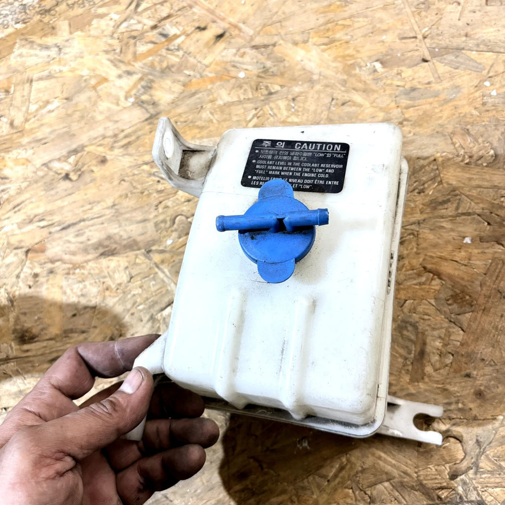 KIA CARENS RS 2.0 CRDi Coolant Expansion Tank OK2KB-15350 0K2KB-15350 83kw 2004