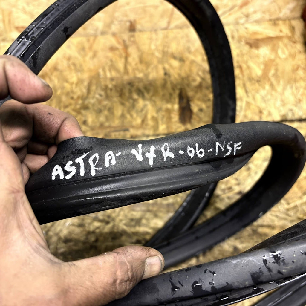 VAUXHALL Astra H VXR MK5 Passenger Left Front Door Rubber Seal 2004-2010