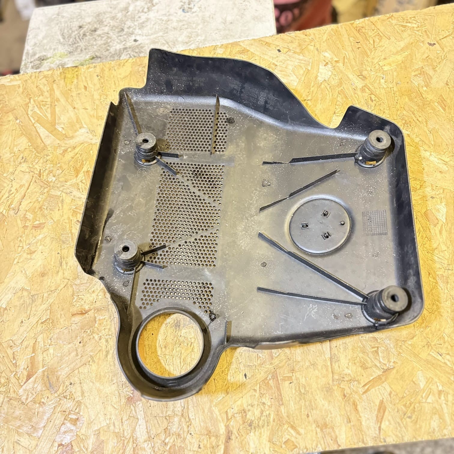 VW GOLF ENGINE COVER 1600B 16V 06A103925AC