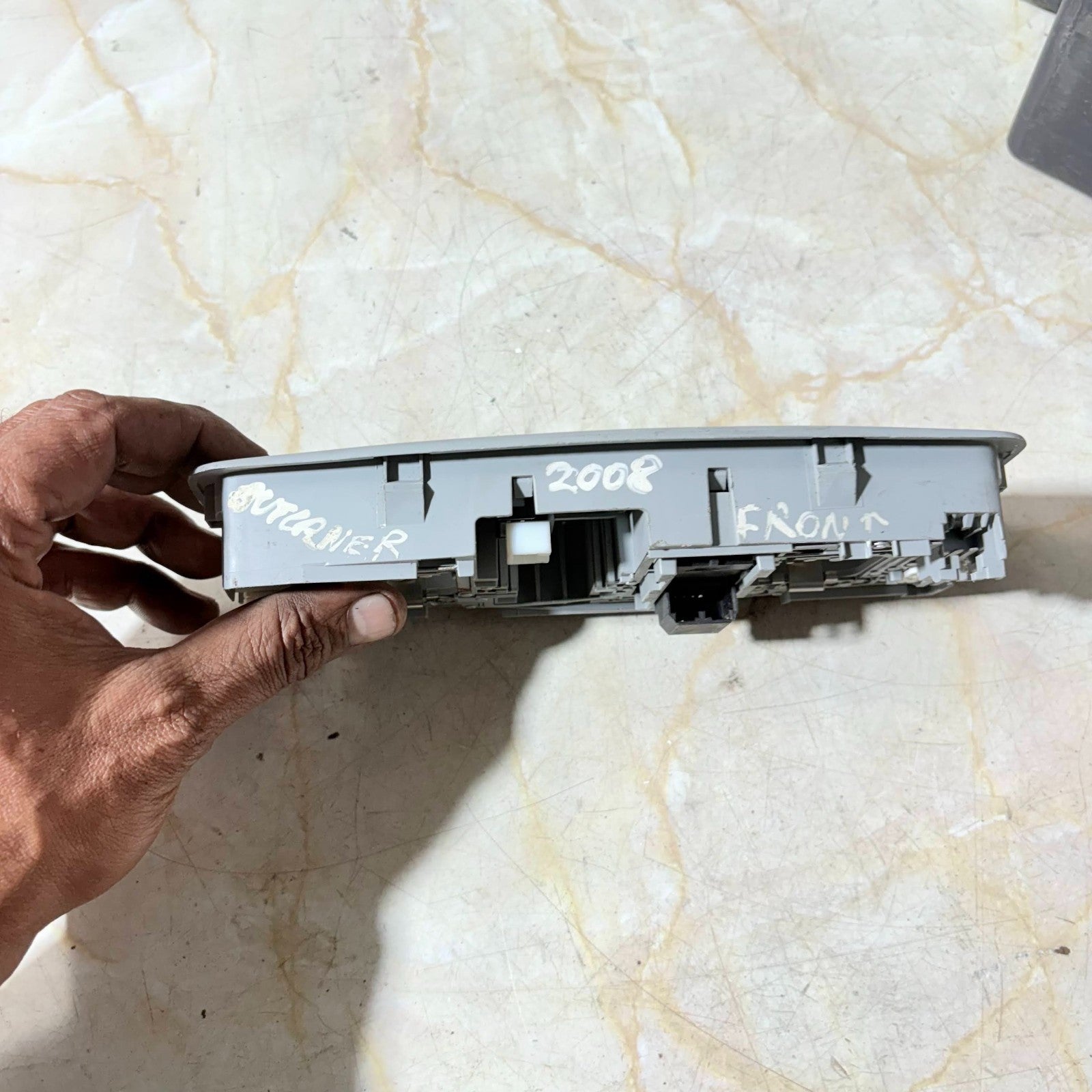 MITSUBISHI OUTLANDER 2008-2013 FRONT ROOF READING COURTESY LIGHT 8401A009ZZ