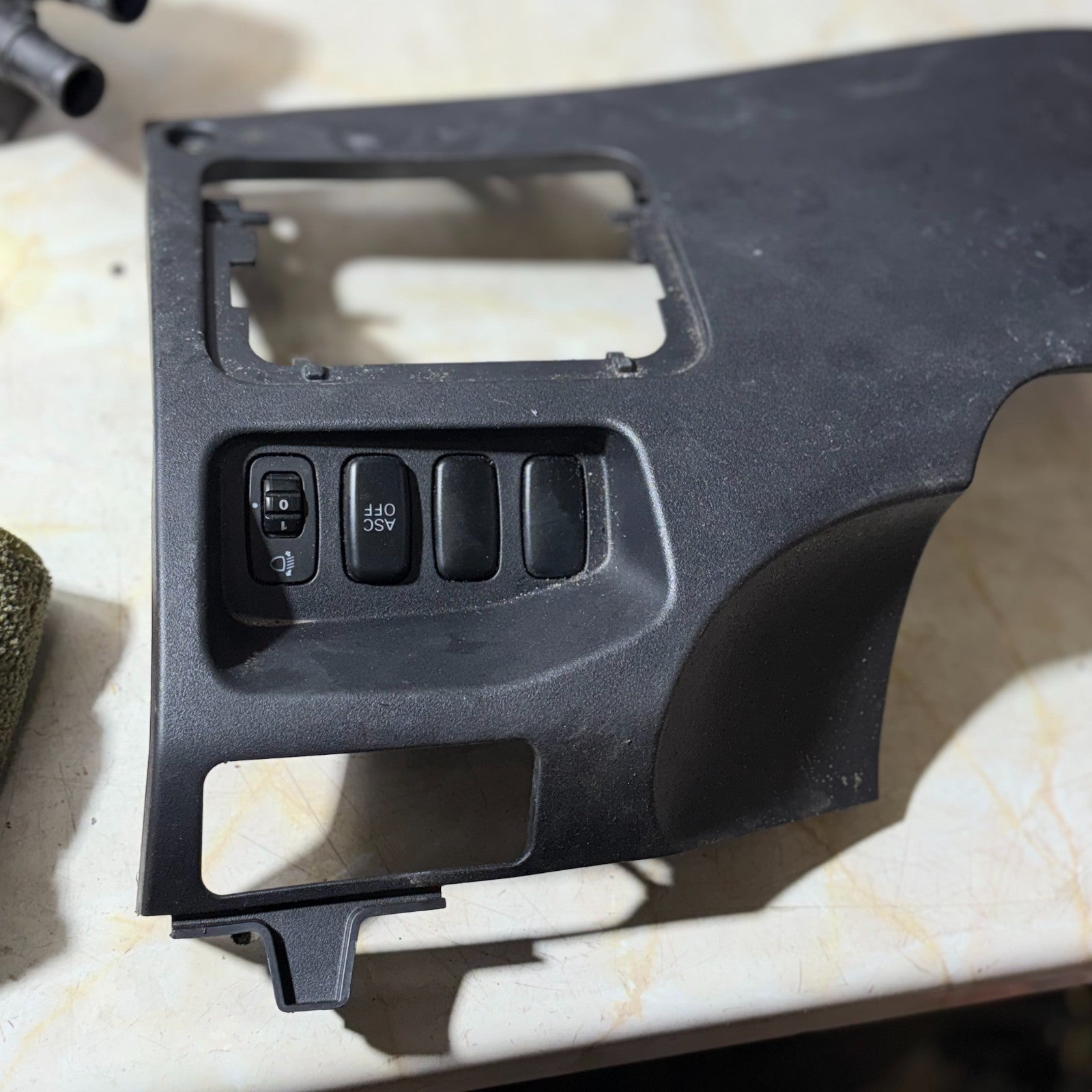 MITSUBISHI OUTLANDER 2006-2012 FRONT DRIVER RIGHT LOWER TRIM PANEL 800ZA057