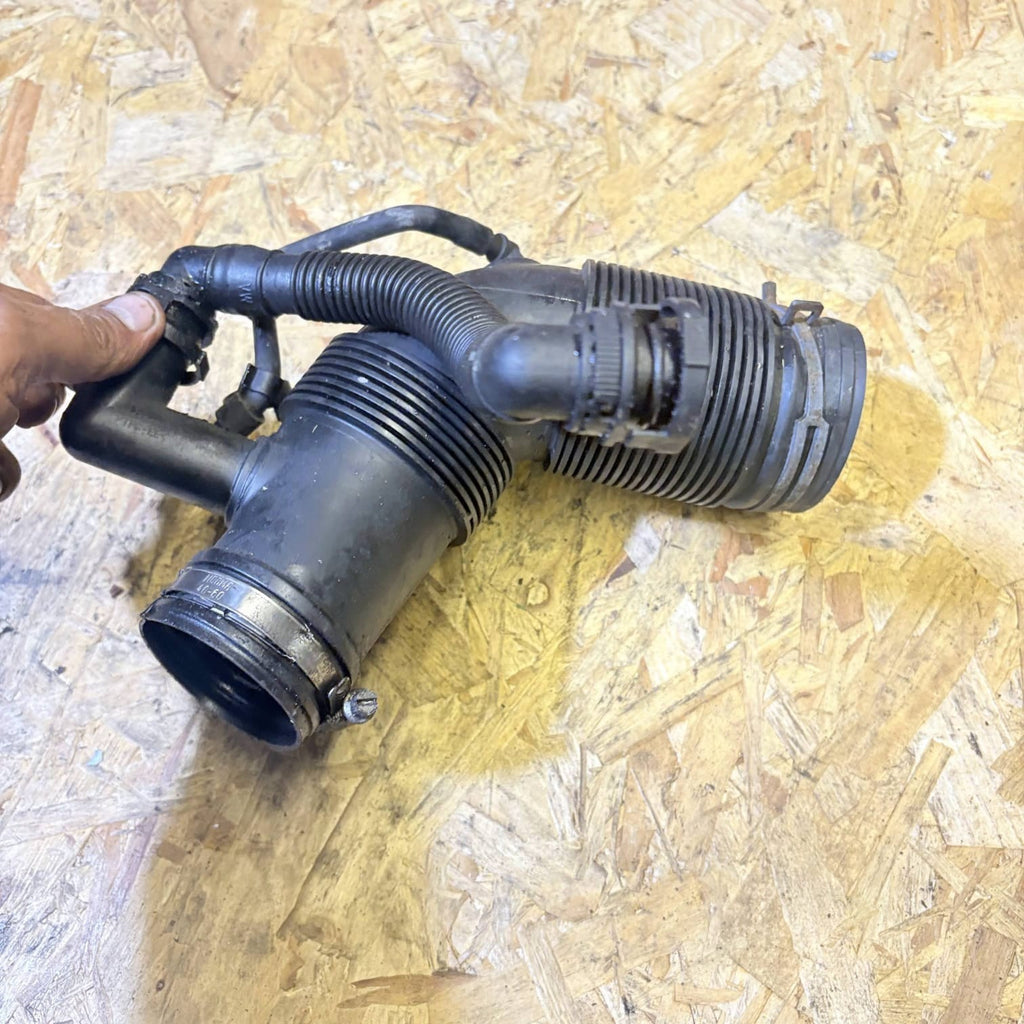 2013 AUDI A1 VW 1.6 CAY AIR INTAKE PIPE 6R0129654C