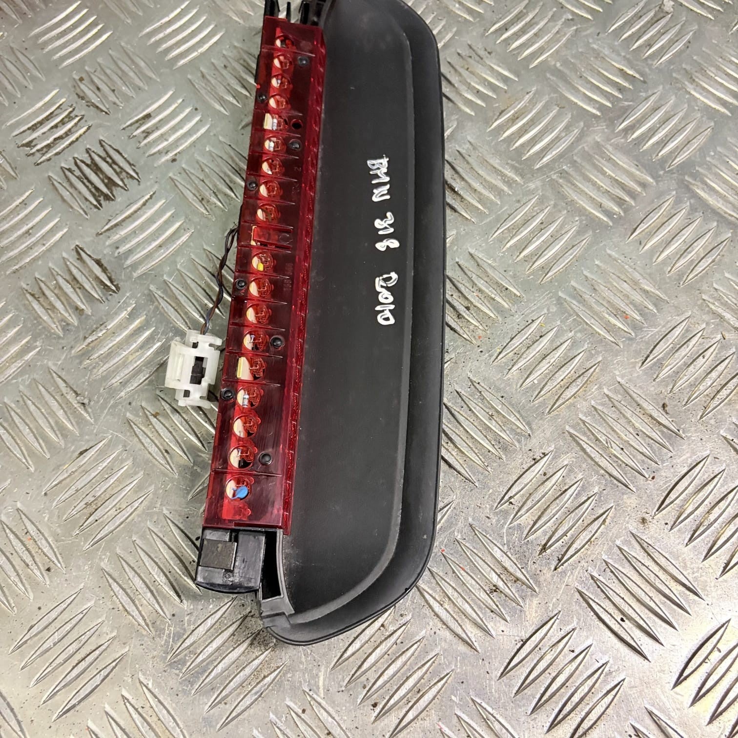 BMW 318 M sport 2010 REAR THIRD BRAKE STOP LIGHT A046811