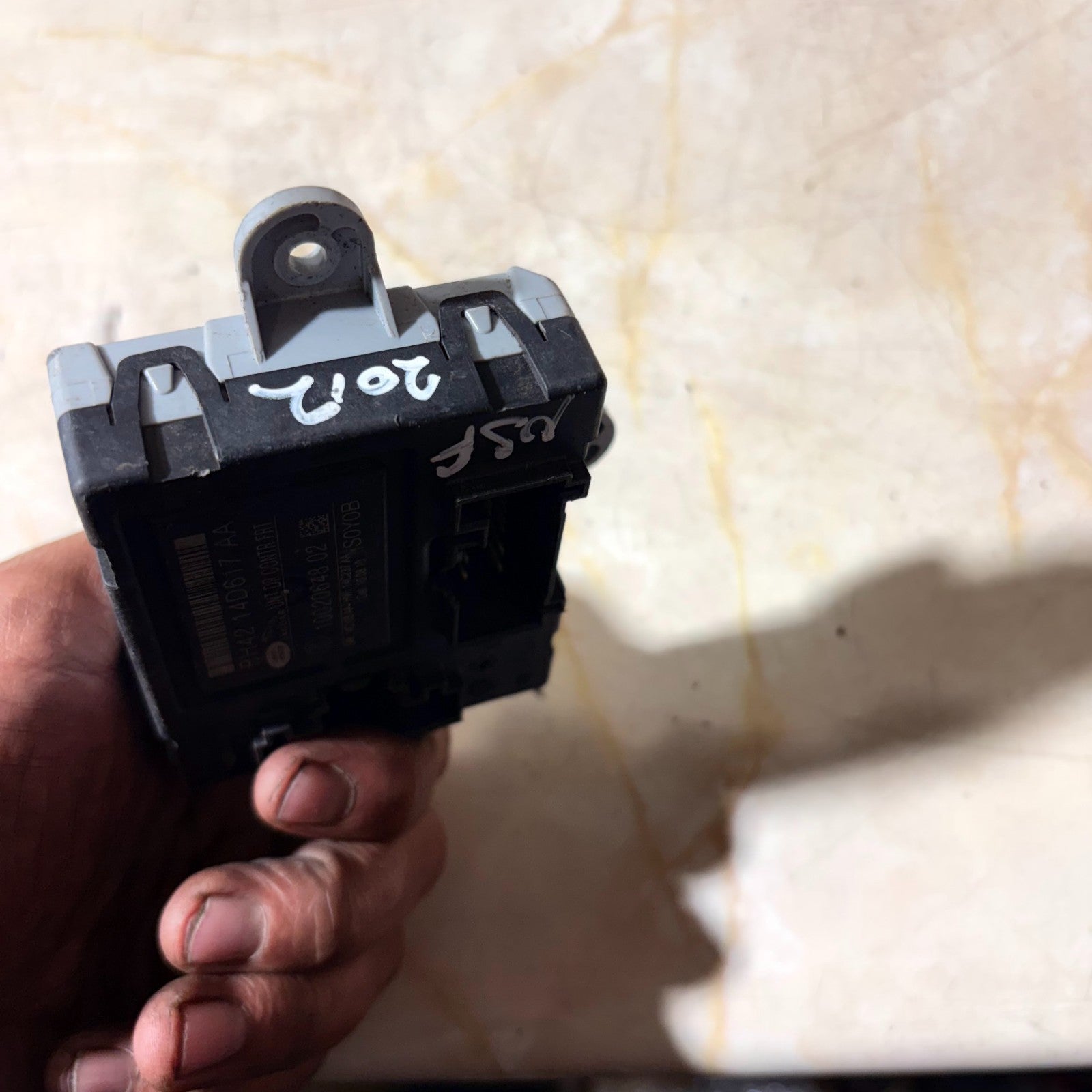 2012 LAND ROVER DISCOVERY DOOR CONTROL MODULE (LEFT FRONT) BJ32 14D620 AC