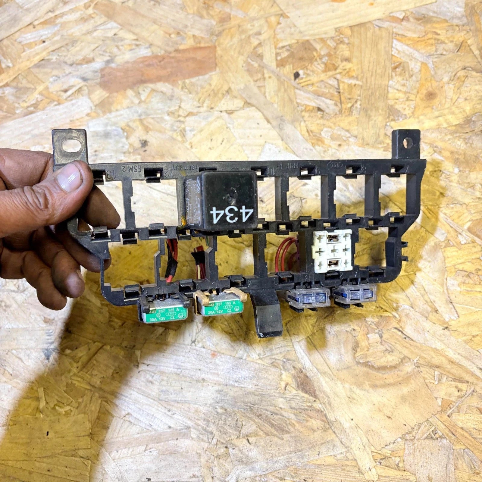 VW Beetle Mk1 98-10 right front relay fuse box board wiring connector grid