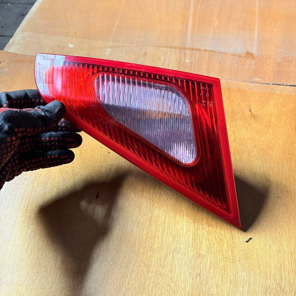 MITSUBISHI COLT 6 Z30 INNER LEFT PASSENGER SIDE TAILLIGHT MN105625