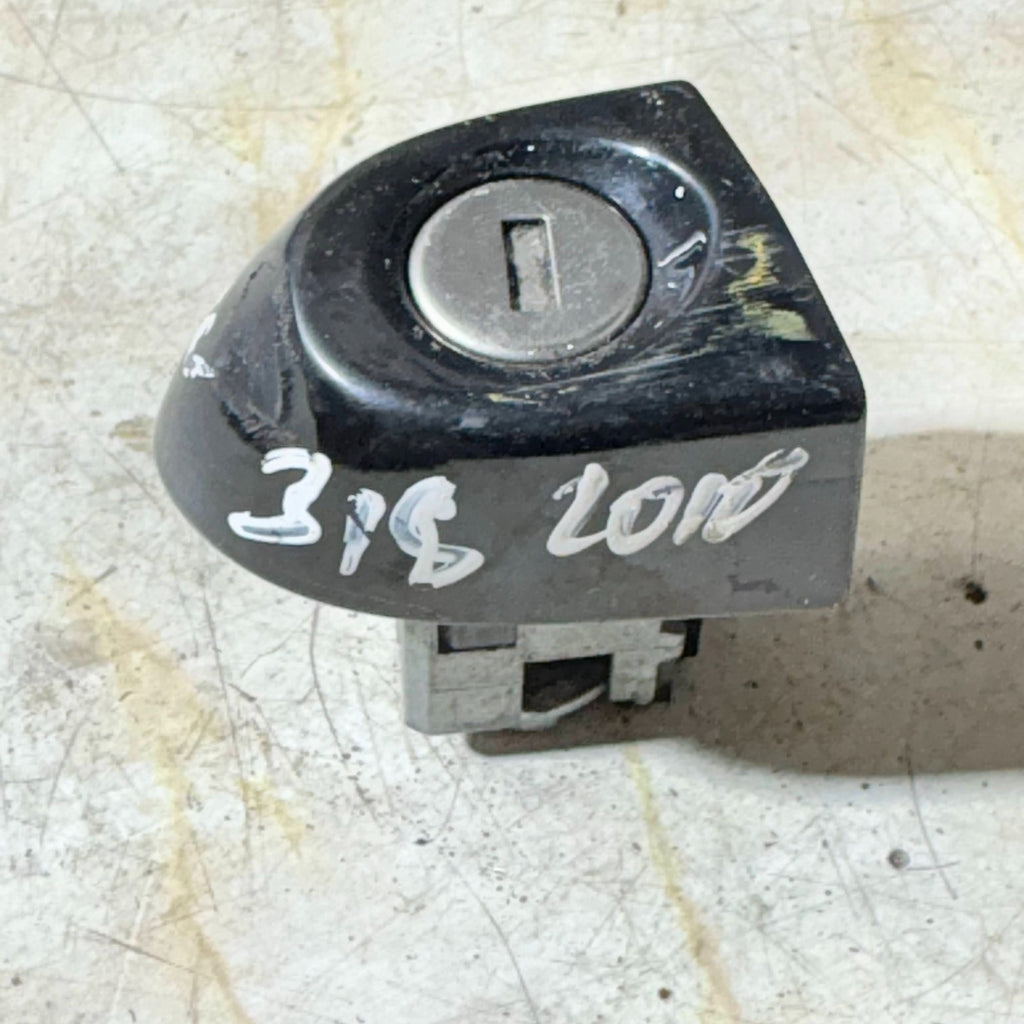 2010 BMW 3 SERIES 318 DRIVER SIDE RIGHT FRONT DOOR HANDLE END CAP