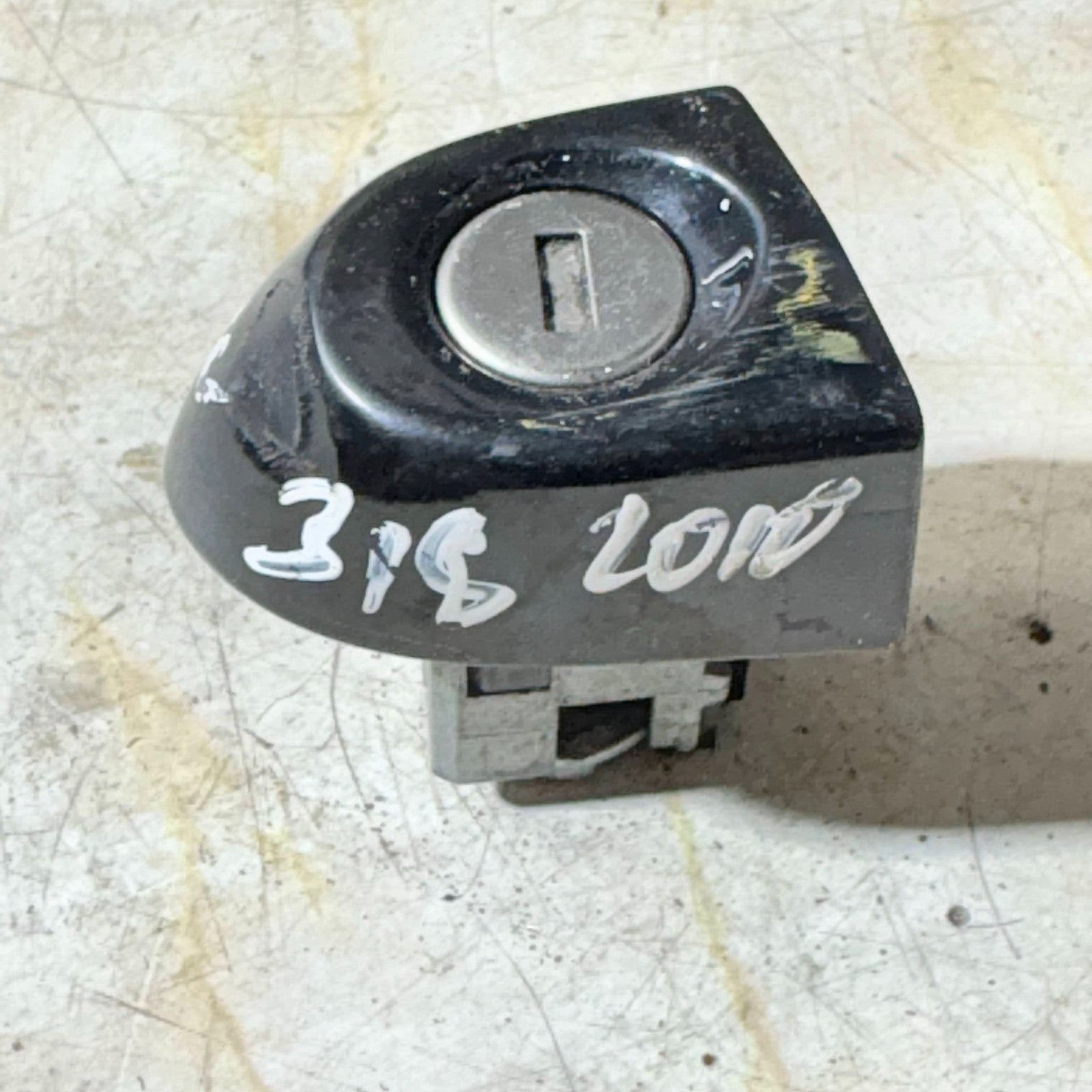 2010 BMW 3 SERIES 318 DRIVER SIDE RIGHT FRONT DOOR HANDLE END CAP
