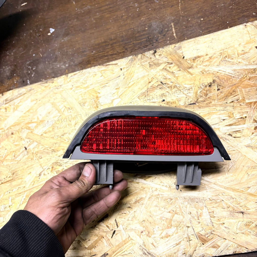 Kia Sedona 2004-2005 0K52Y51580BCY High Level Third Brake Light Tailgate