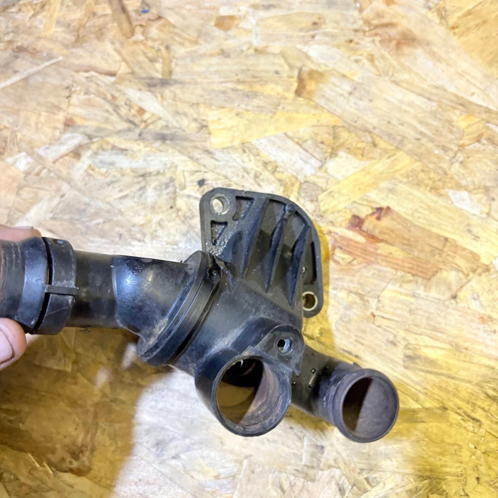 Volkswagen Golf 2005 Thermostat Housing