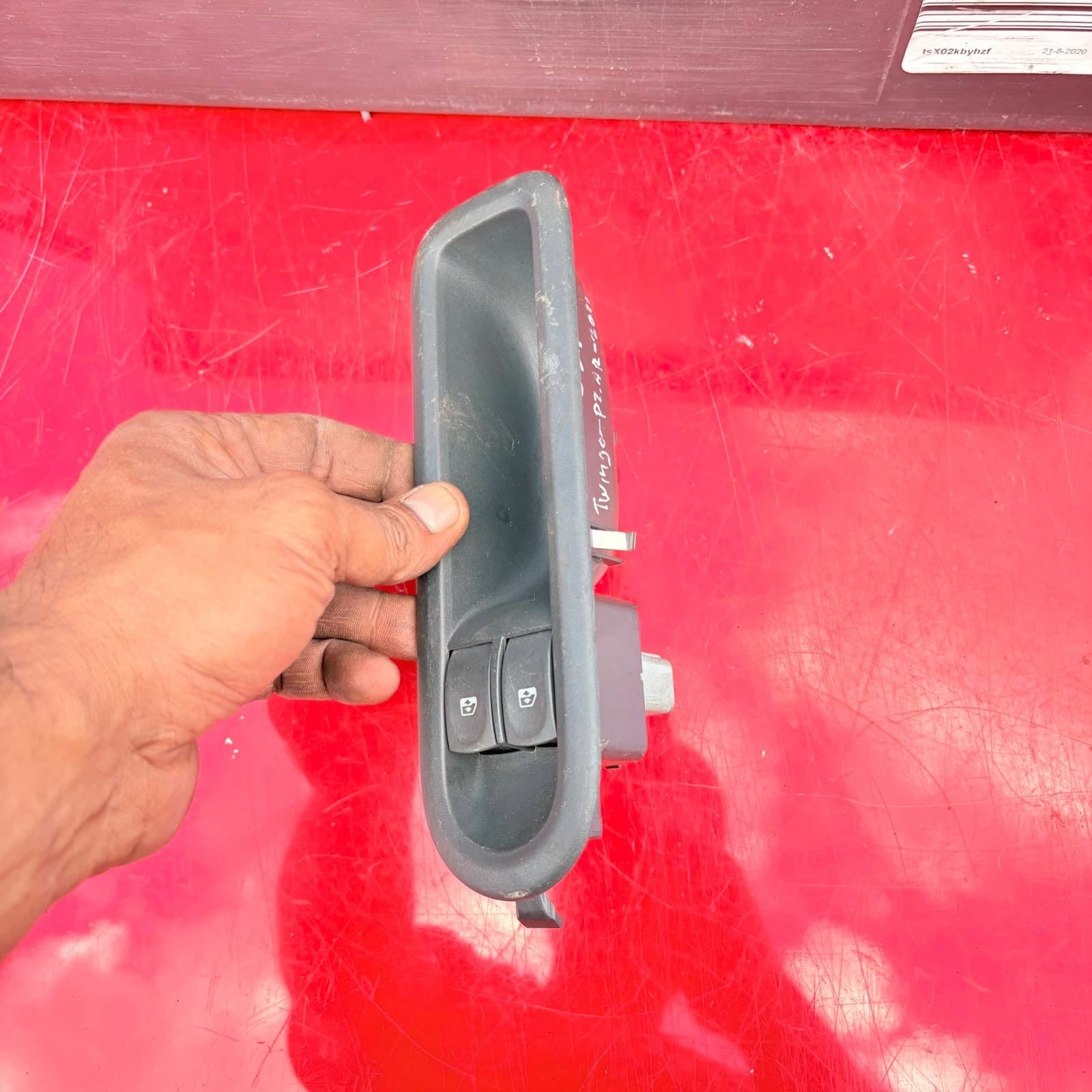 RENAULT CLIO MK3 2011 & TWINGO DRIVERS SIDE FRONT ELECTRIC WINDOW SWITCH OSF