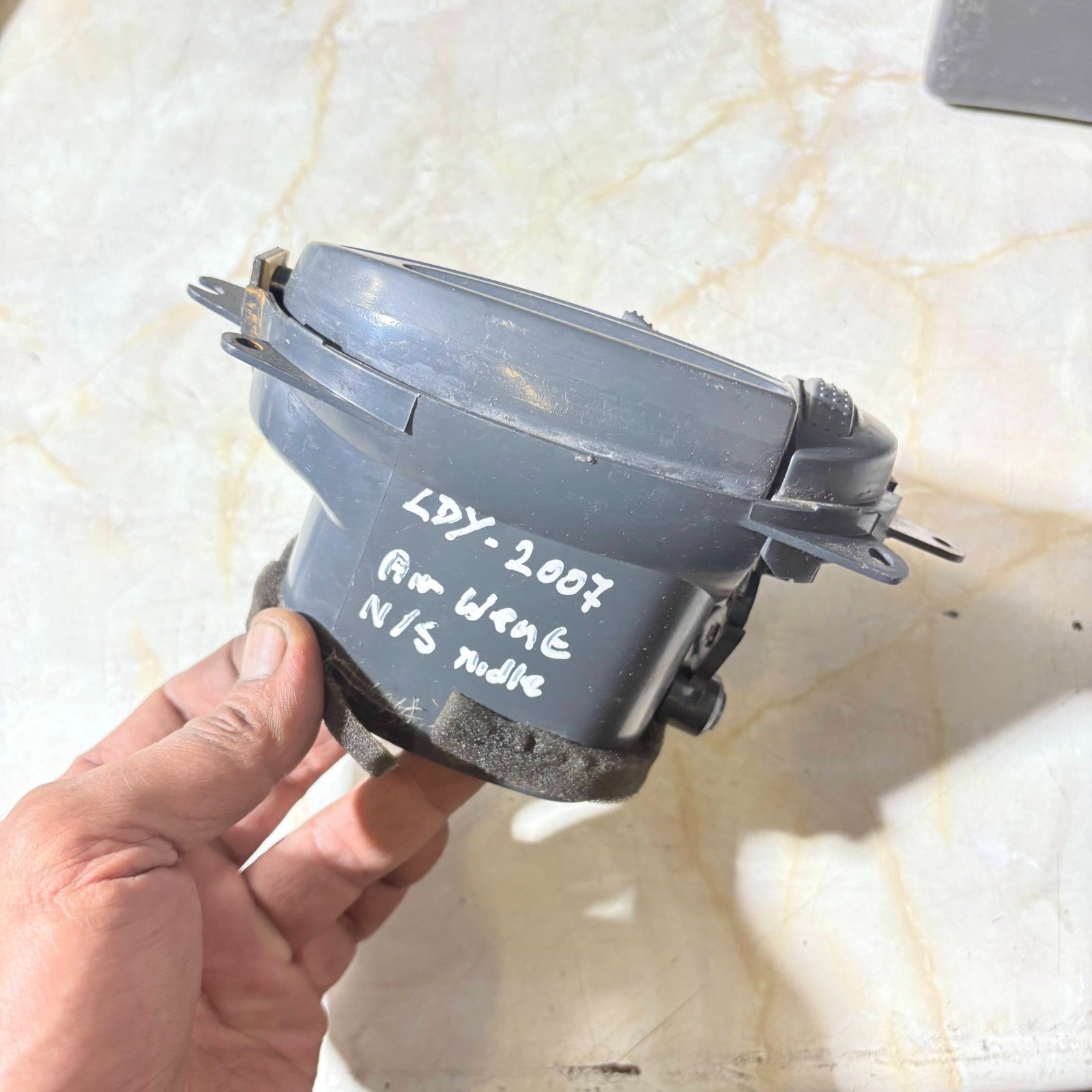 2007 LDV DASHBOARD LEFT MIDDLE HEATER AIR VENT PASSENGER SIDE
