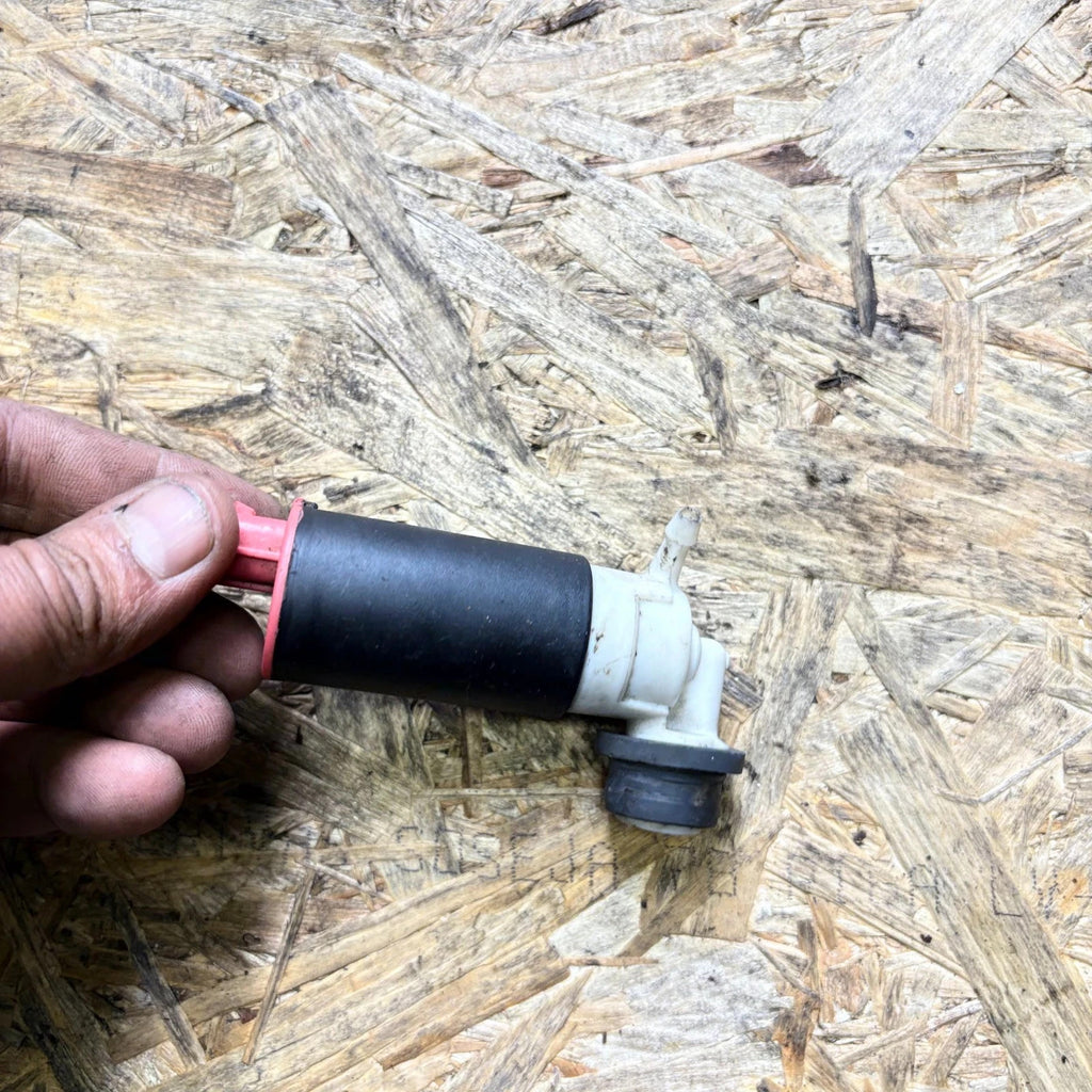Toyota Avensis / Corolla 1998 - 2008 Rear Window Windscreen Wiper Washer Pump