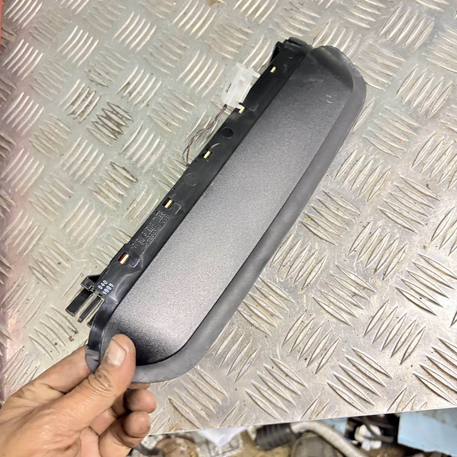BMW 318 M sport 2010 REAR THIRD BRAKE STOP LIGHT A046811