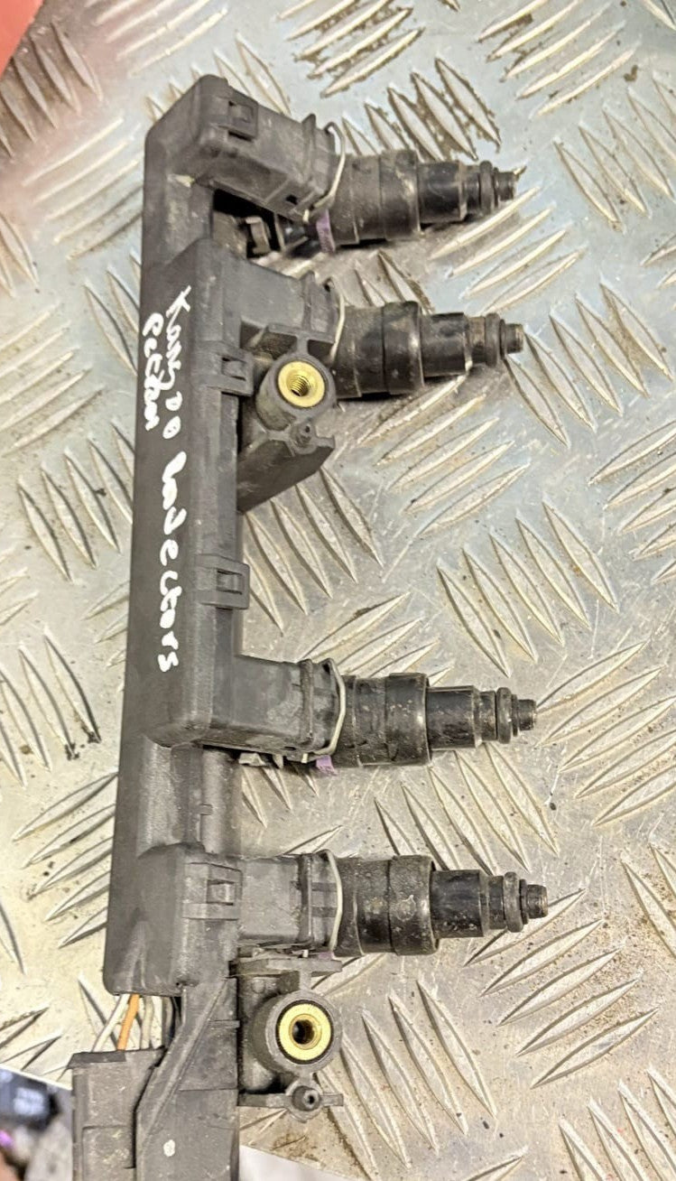 Renault Clio II Phase 2 1.2 Petrol Fuel Injector Rail/Injection Bar 7700114546