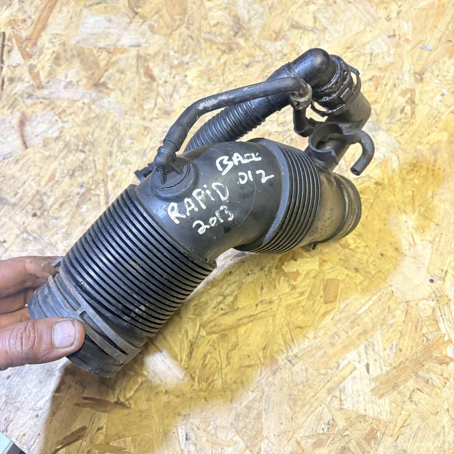 2013 AUDI A1 VW 1.6 CAY AIR INTAKE PIPE 6R0129654C