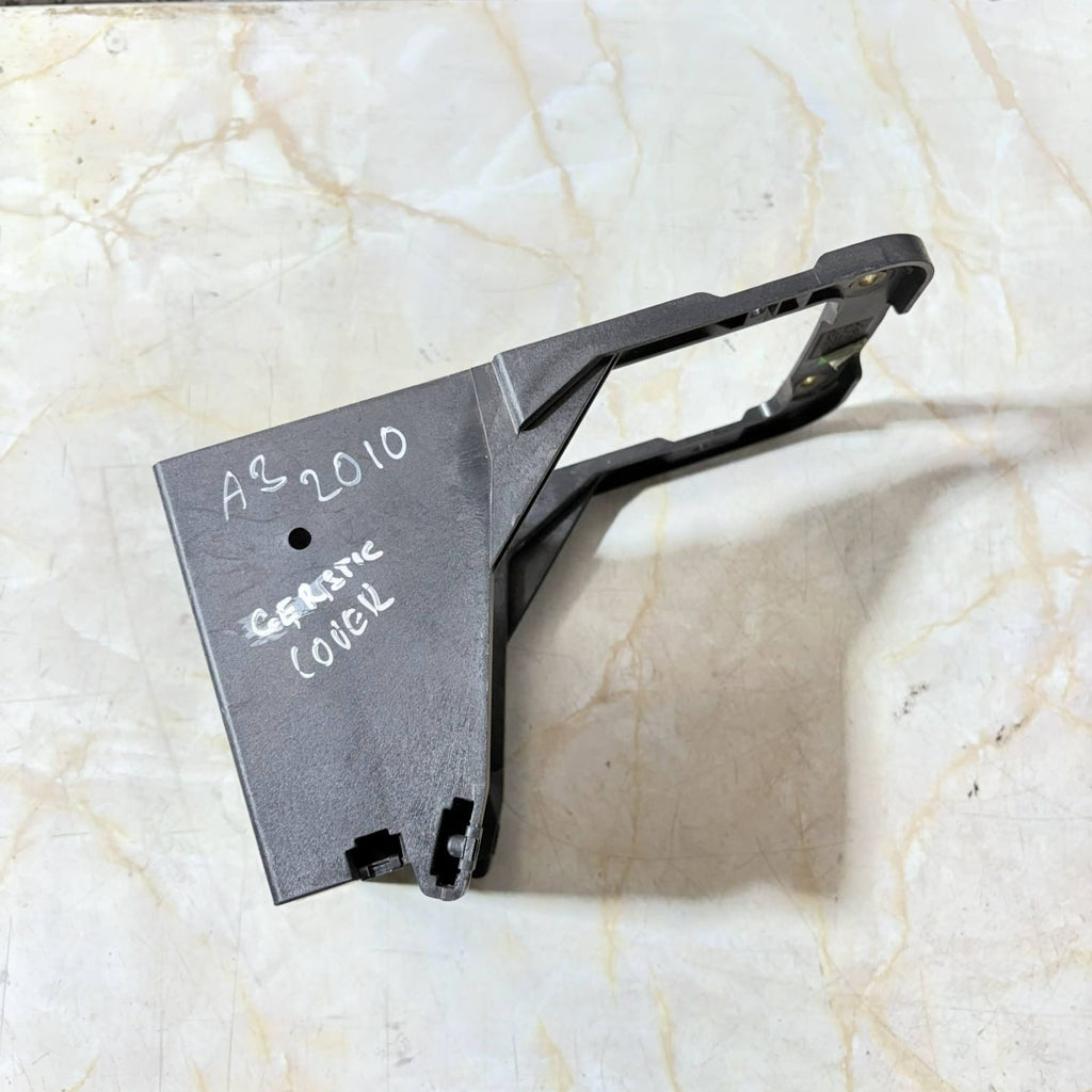 AUDI A3 8P 5DR GEAR LEVER PLASTIC BRACKET 8P0863531A (2010)