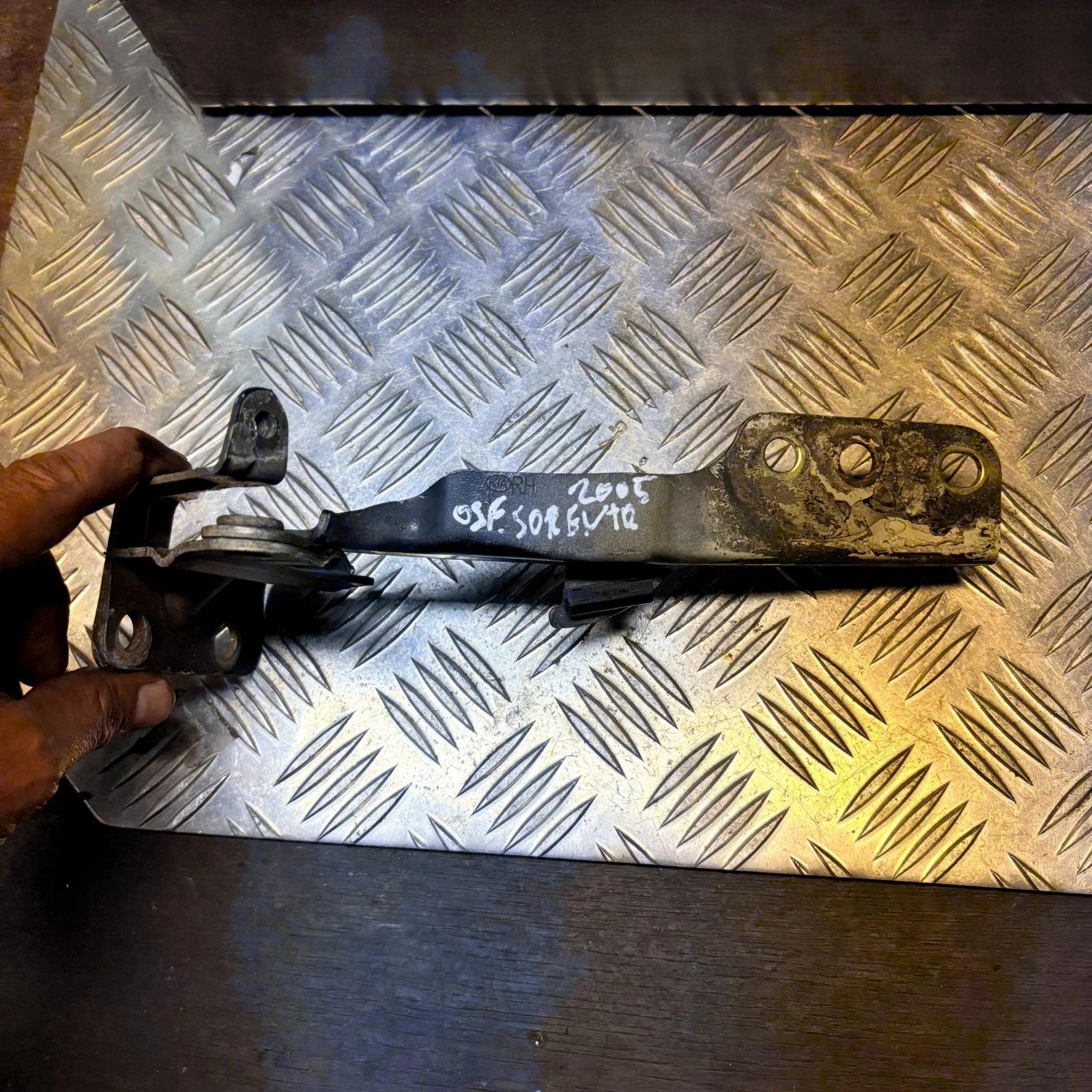 KIA SORENTO 2002-2009 Front Right Bonnet Hinge
