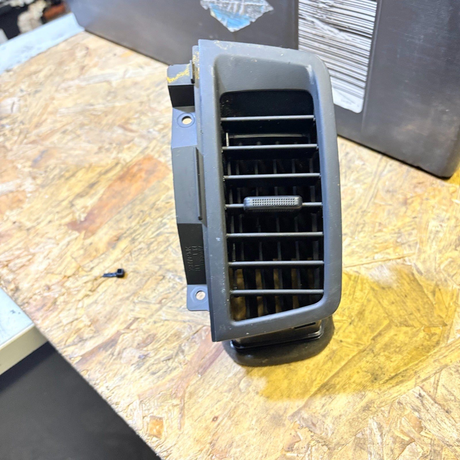 KIA SOUL FRONT CENTRE MIDDLE DASH HEATER AIR VENT LEFT SIDE 97450-2K000 2008-14