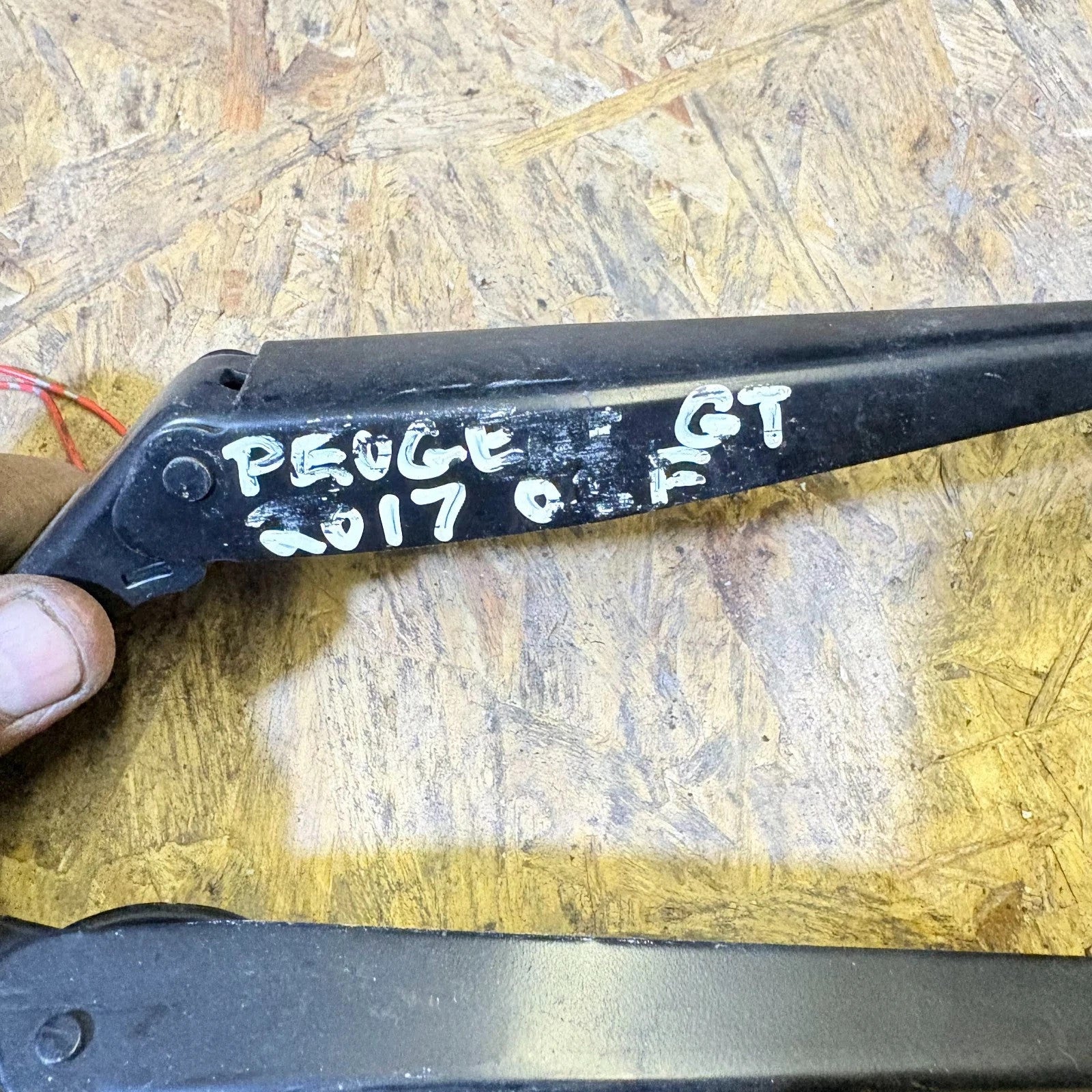 PEUGEOT GT 2017 PAIR OF FRONT WINDSCREEN WIPER ARMS 9673916780