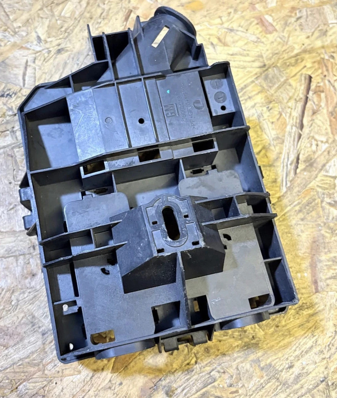 VAUXHALL MOKKA MK1 2012-2019 ENGINE BAY FUSE BOX MOUNTING BRACKET 95962913