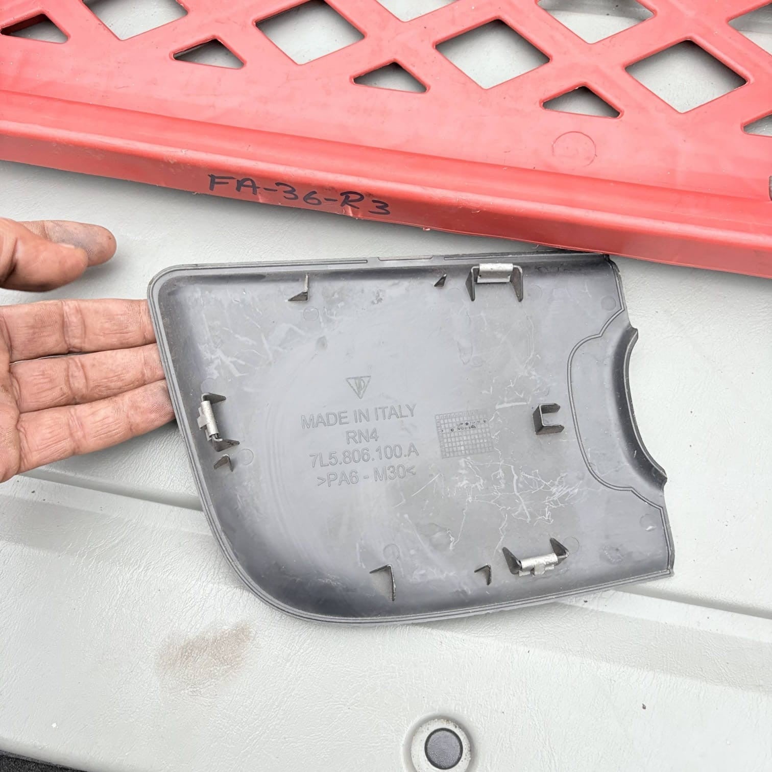 Porsche Cayenne 955/957 03-10 Coolant Expansion Tank Cover Trim 7L5806100A