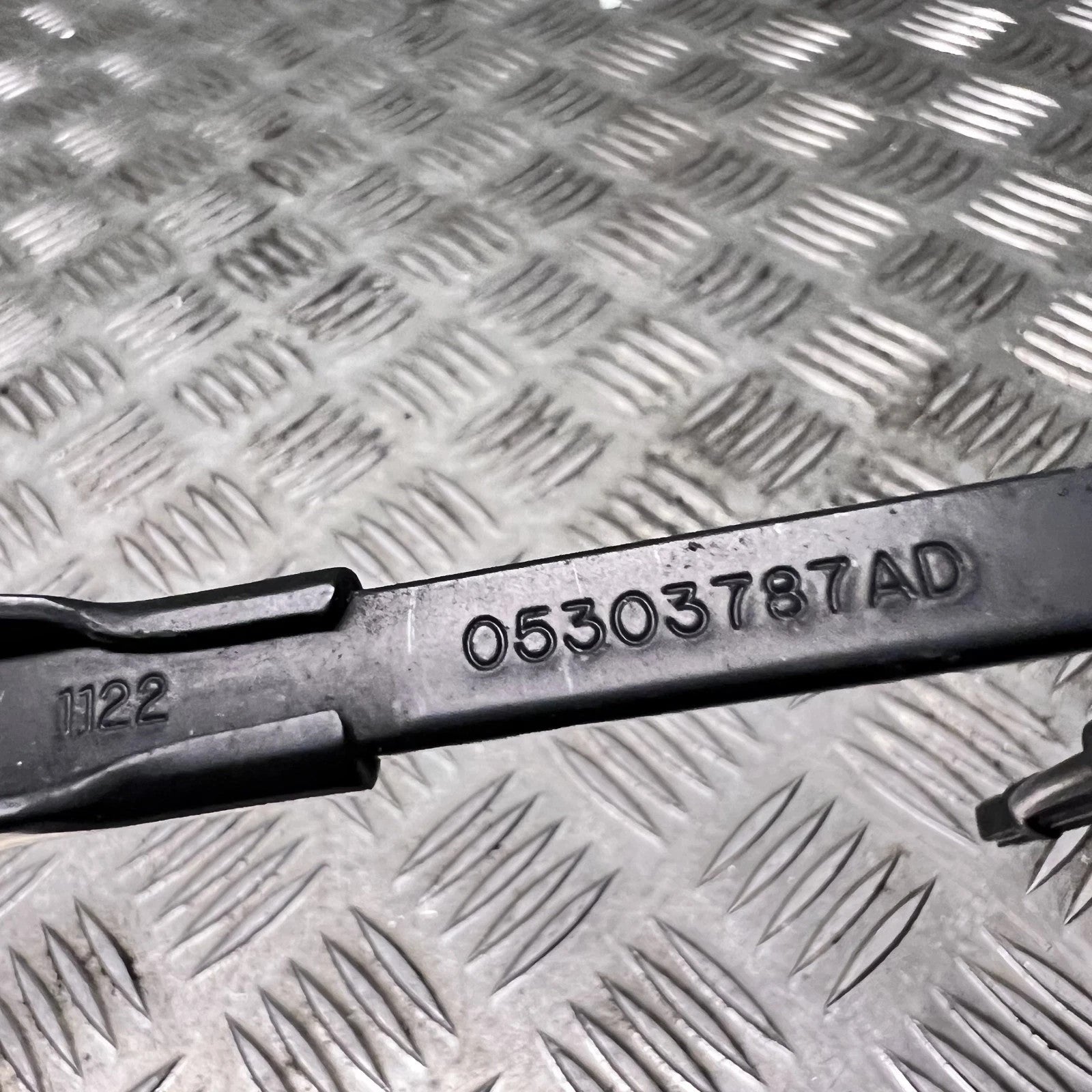 Dodge 2008 rear wiper arm 05303787AD