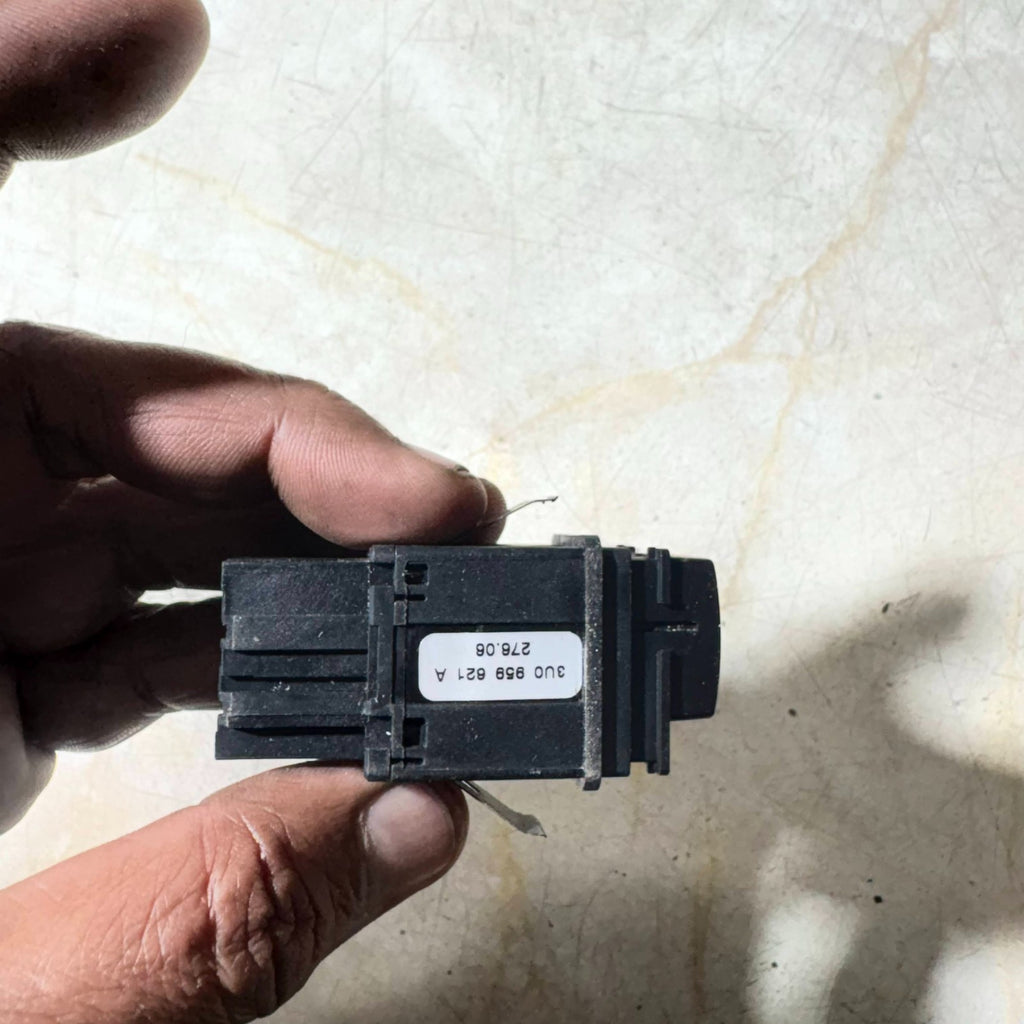 Skoda Superb Mk1 2001?2008 Heated Rear Window Demister Switch 3U0959621A