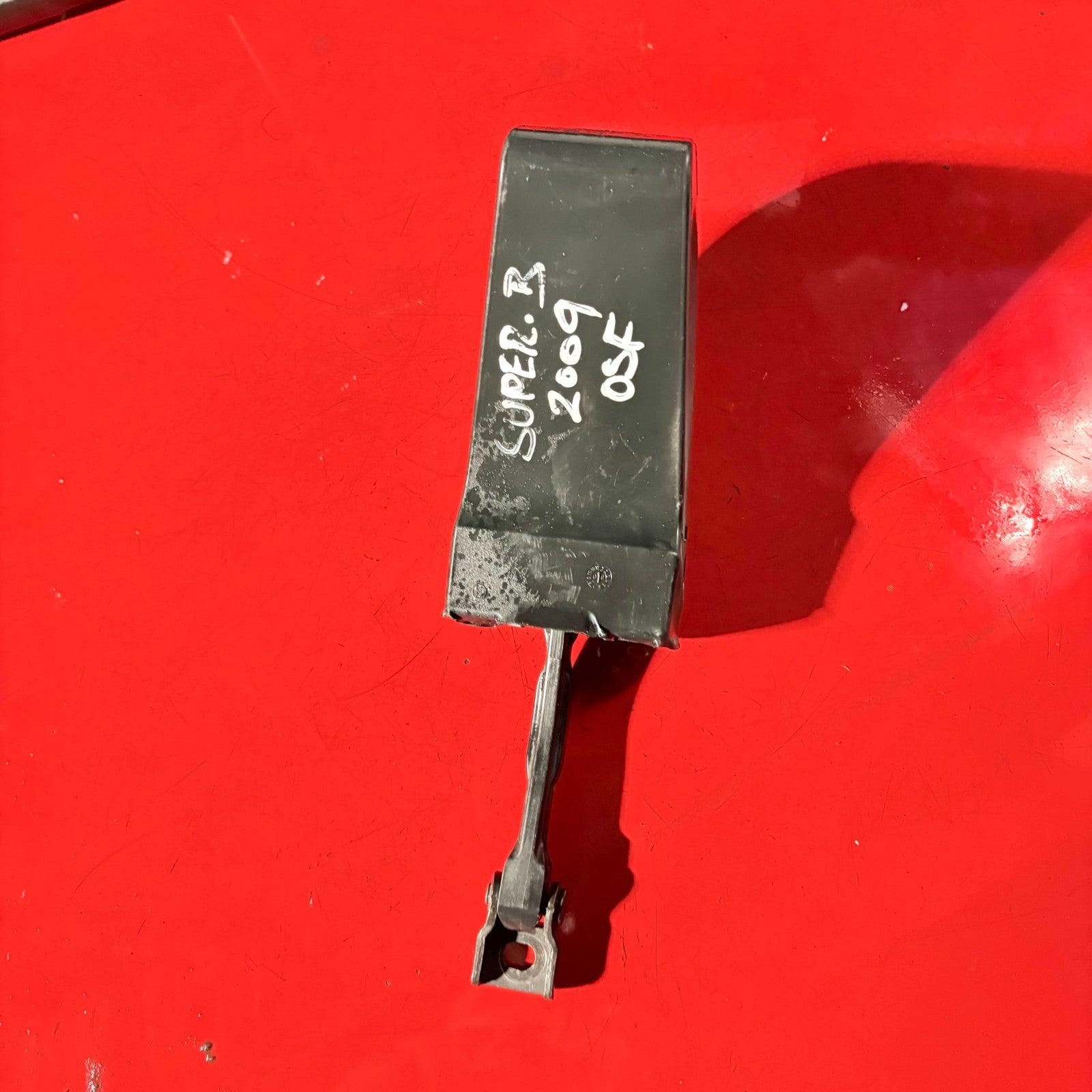 2009 SKODA SUPERB O/S/F DRIVER SIDE FRONT DOOR CATCH STRAP 3T0837249