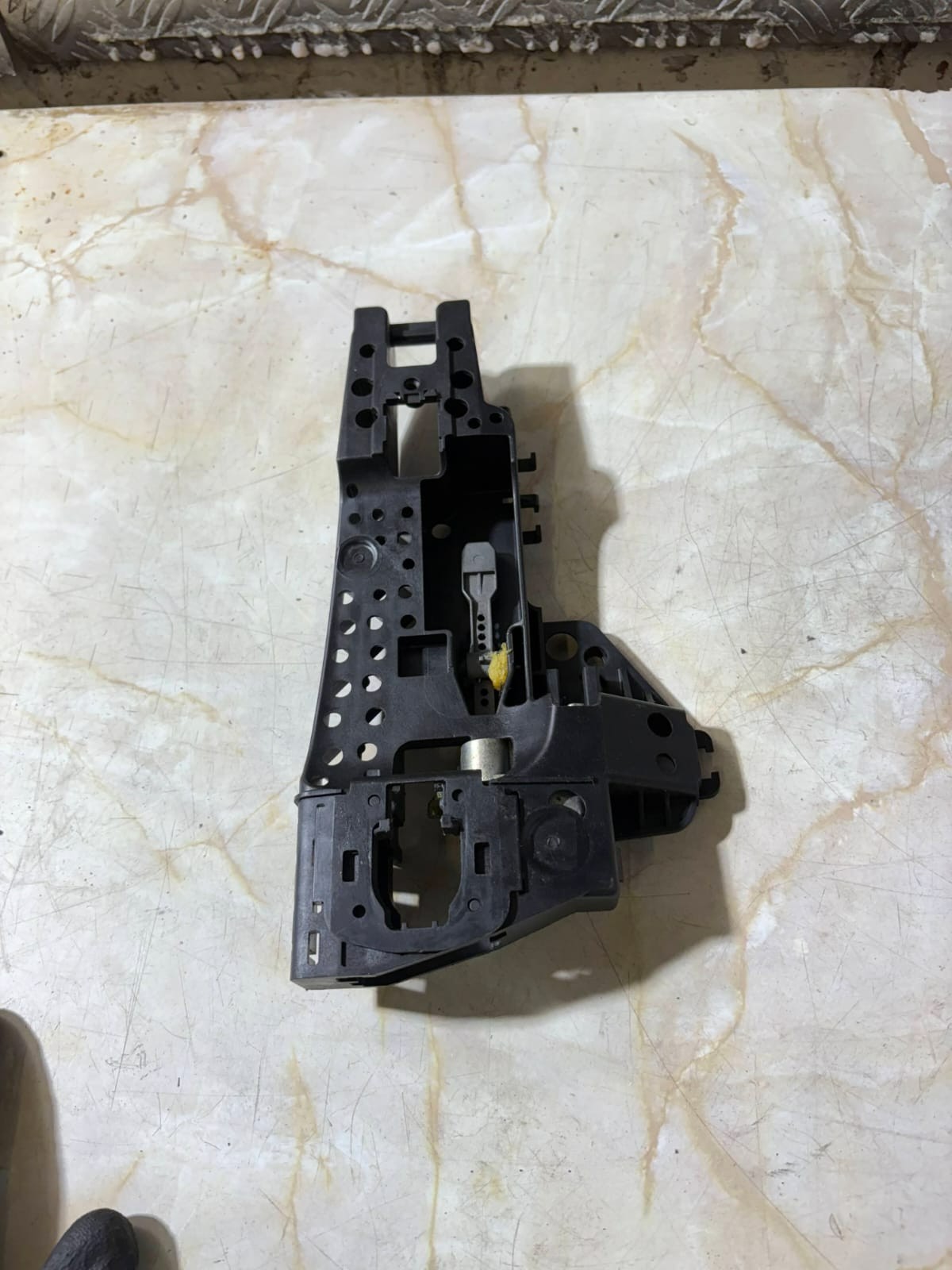 2012 AUDI A5 S5 COUPE RIGHT PASSENGER SIDE EXTERIOR DOOR HANDLE BRACKET