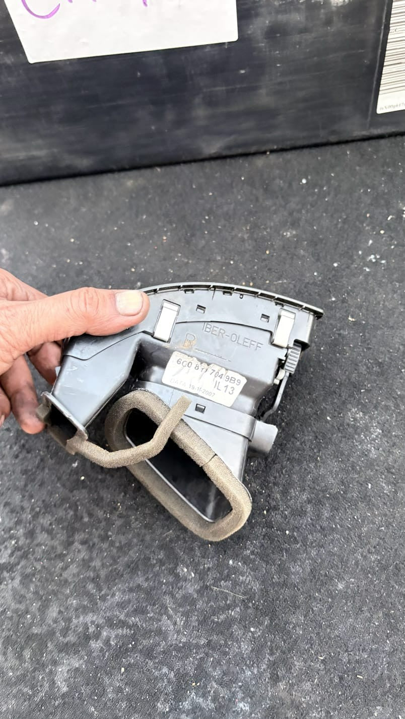 VW POLO 9N3 MK4 DRIVER/RIGHT SIDE FRONT AIR VENT DUCT 6Q0819704 2009