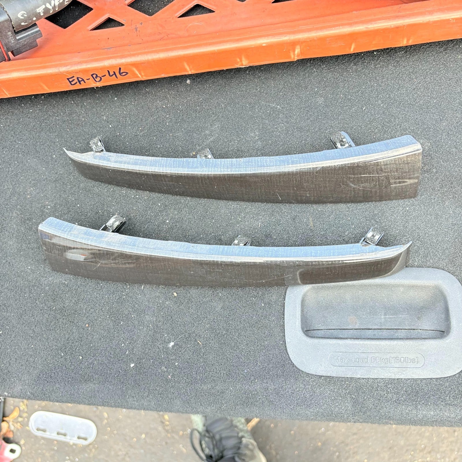 Kia Sorento 2002-2009 FRONT RIGHT/LEFT TRUNK CENTER TRIM COVER PANEL