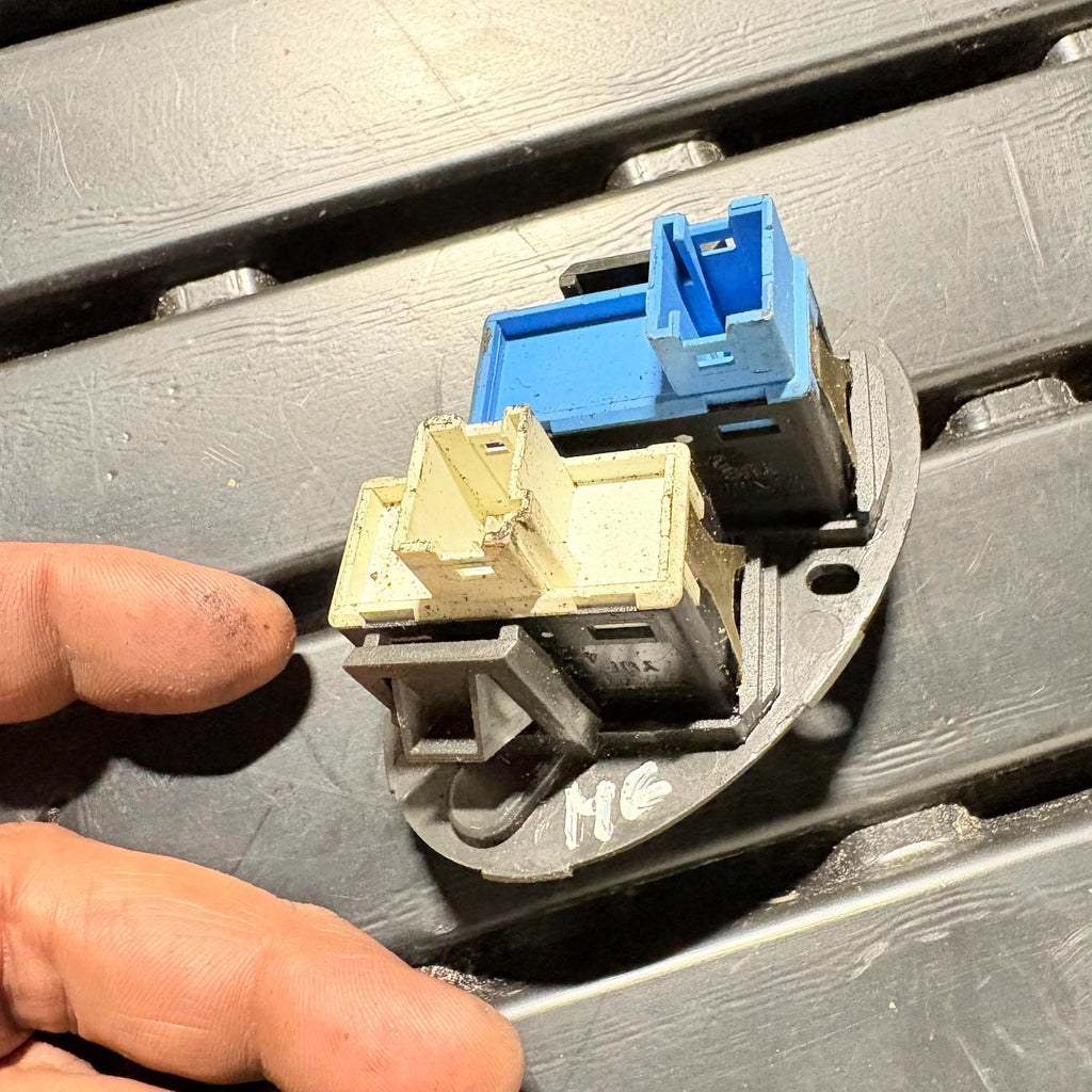 MG 2002-2005 REG HAZARD WARNING/CENTRAL LOCK UNLOCK SWITCH