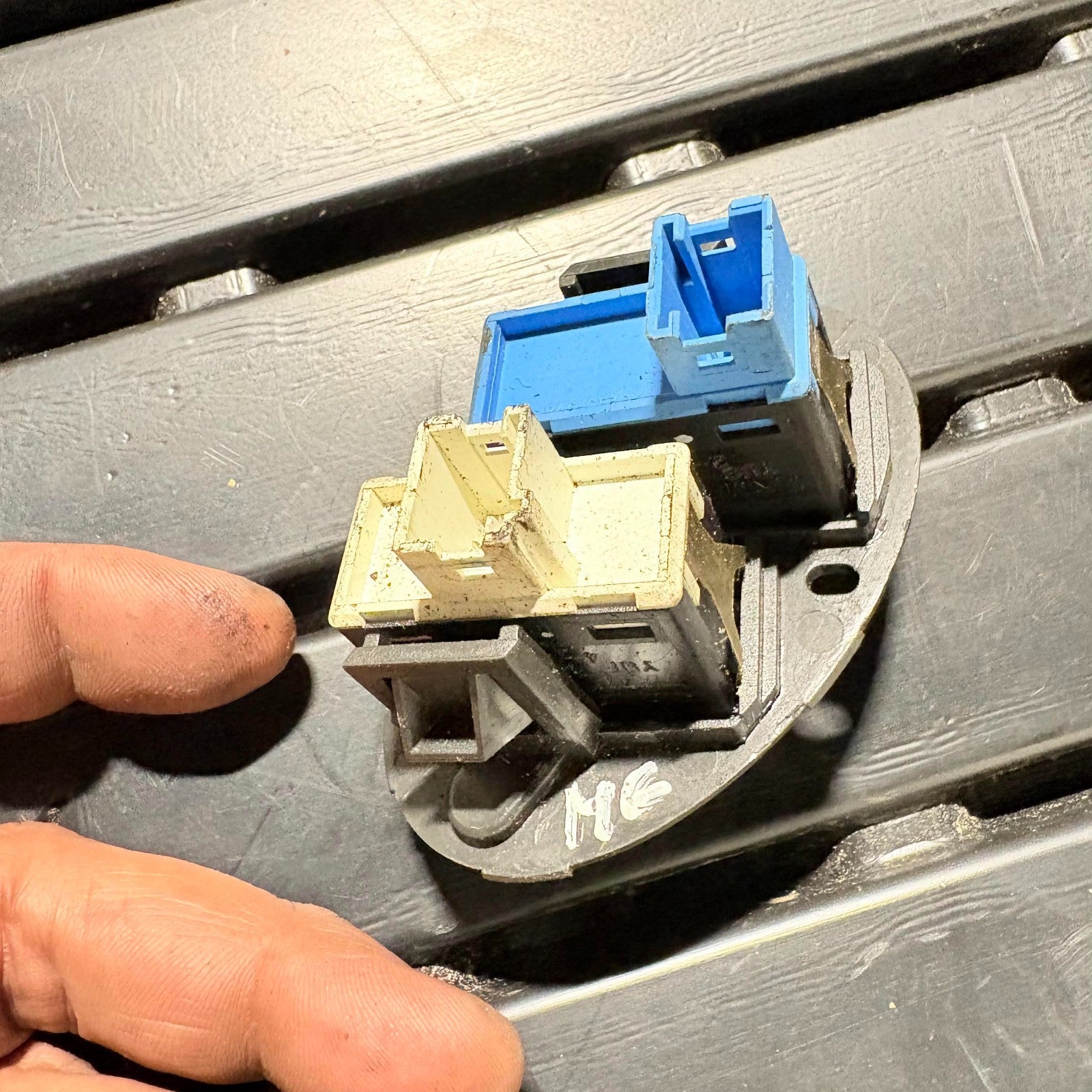MG 2002-2005 REG HAZARD WARNING/CENTRAL LOCK UNLOCK SWITCH