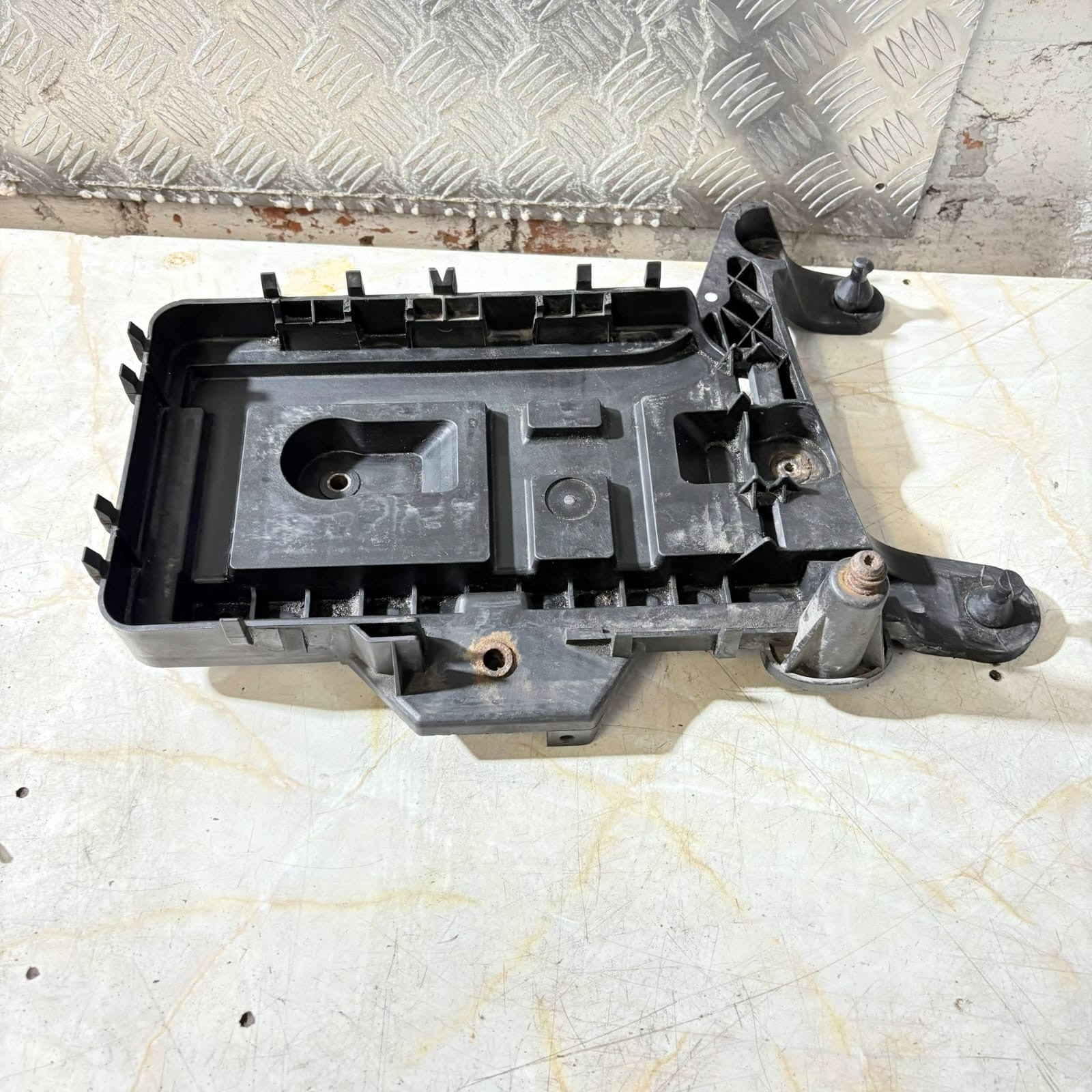VOLKSWAGEN GOLF MK5 1K 2003-2008  2.0 BATTERY TRAY HOUSING 1K0915333C