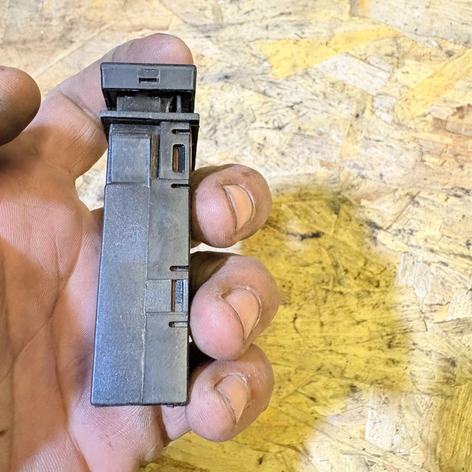 DFSK Loadhopper Fog Switch DFSK-2038 Van/Pickup up to 2014 & 2015+ K01H 2019+