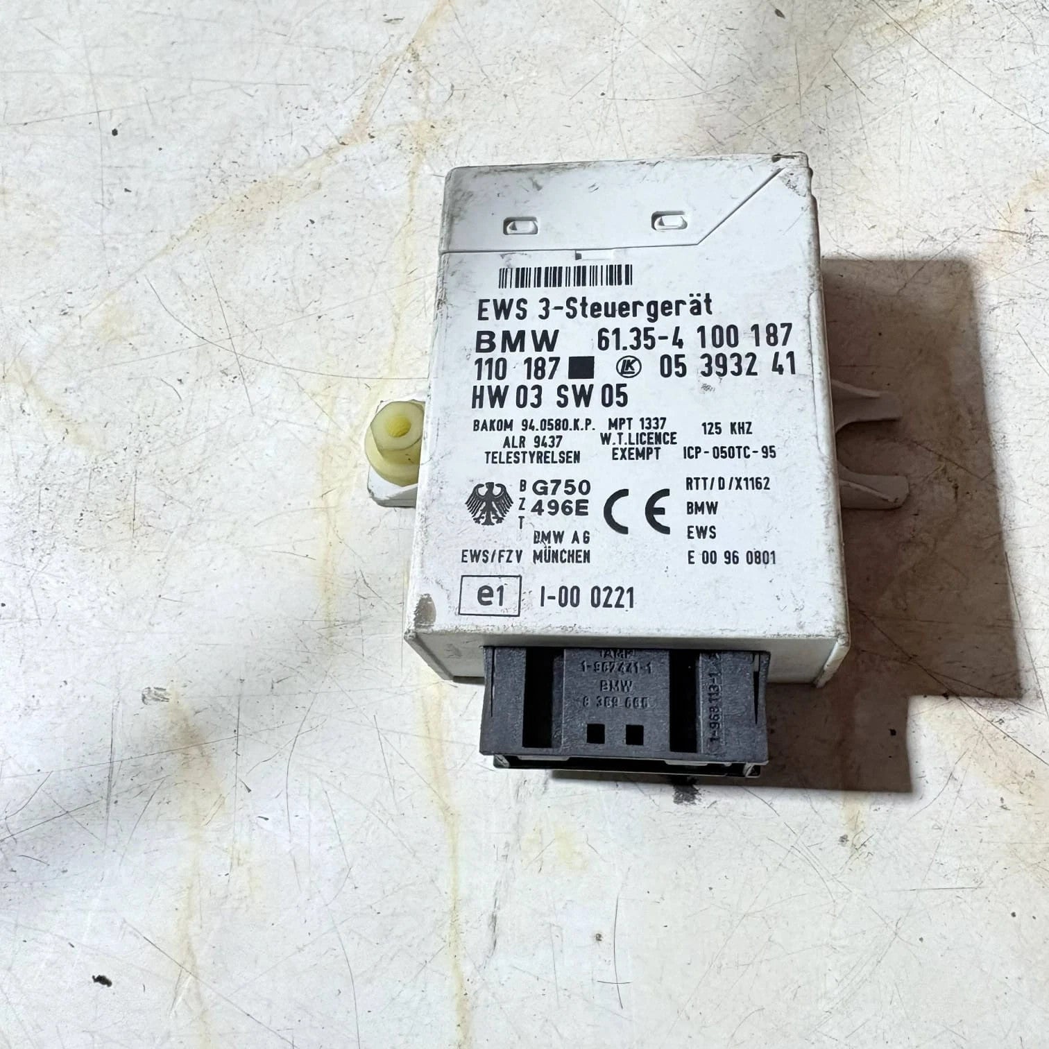 BMW 5 E39 520i Petrol Immobilizer control unit module 61354100187 05393241