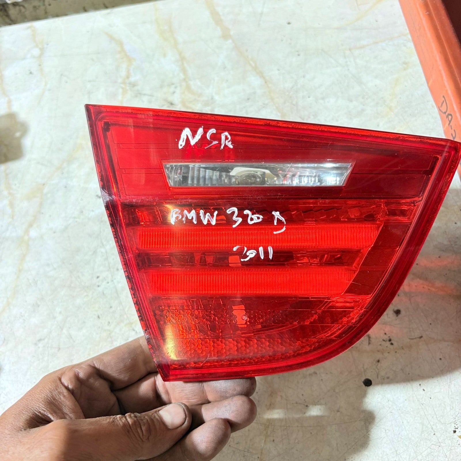 2011 BMW 320D REAR PASSENGER SIDE INNER TAIL LIGHT RI0021840104