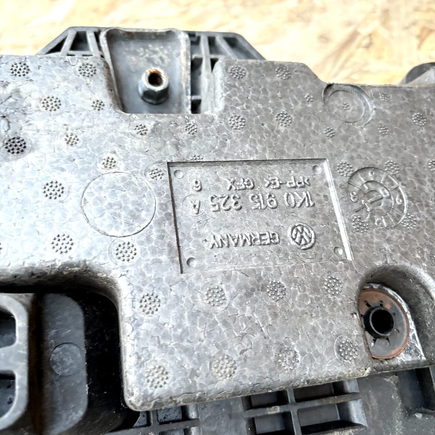 AUDI VW SKODA SEAT 1.6 BATTERY TRAY HOLDER 1K0915325A *FAST DELIVERY* 2010