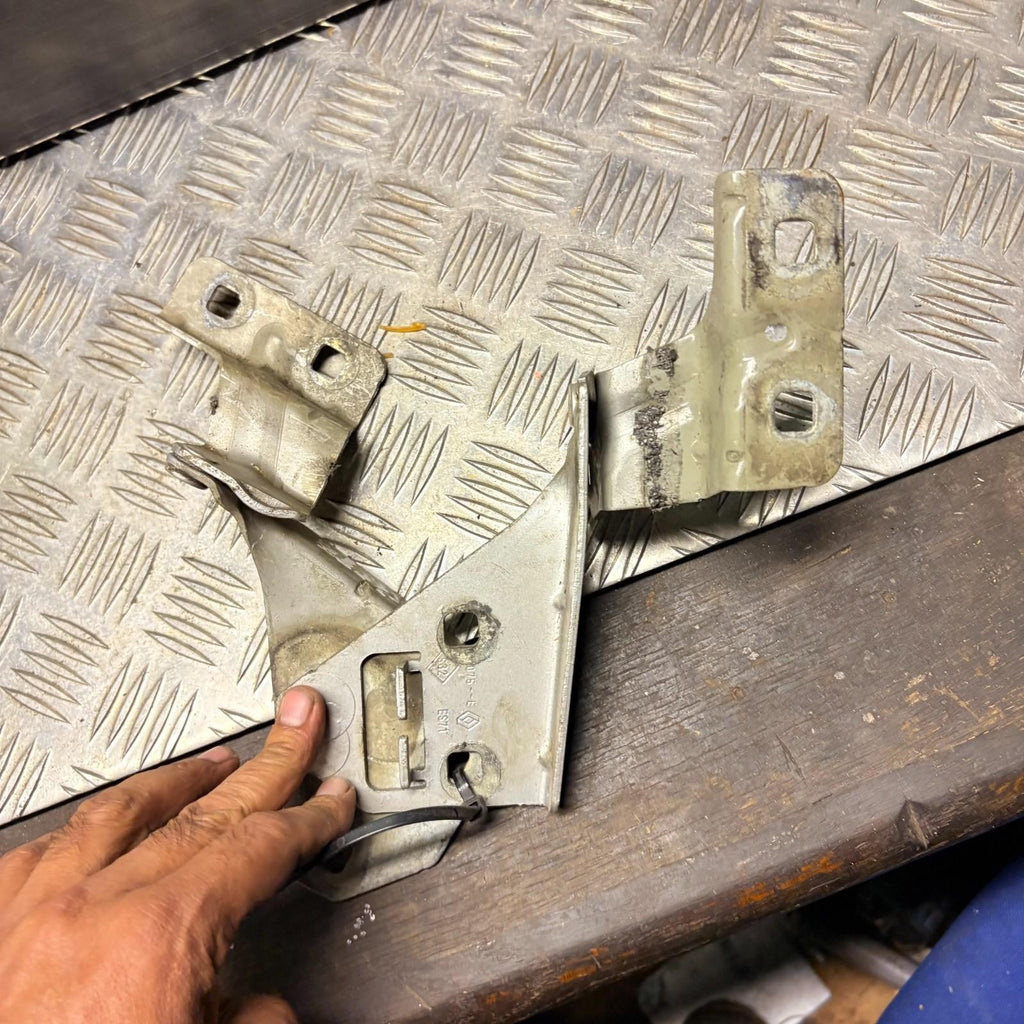 011074E Front Left Passenger Side Bonnet Hinge Renault Megane MK2 2002-2008 OEM